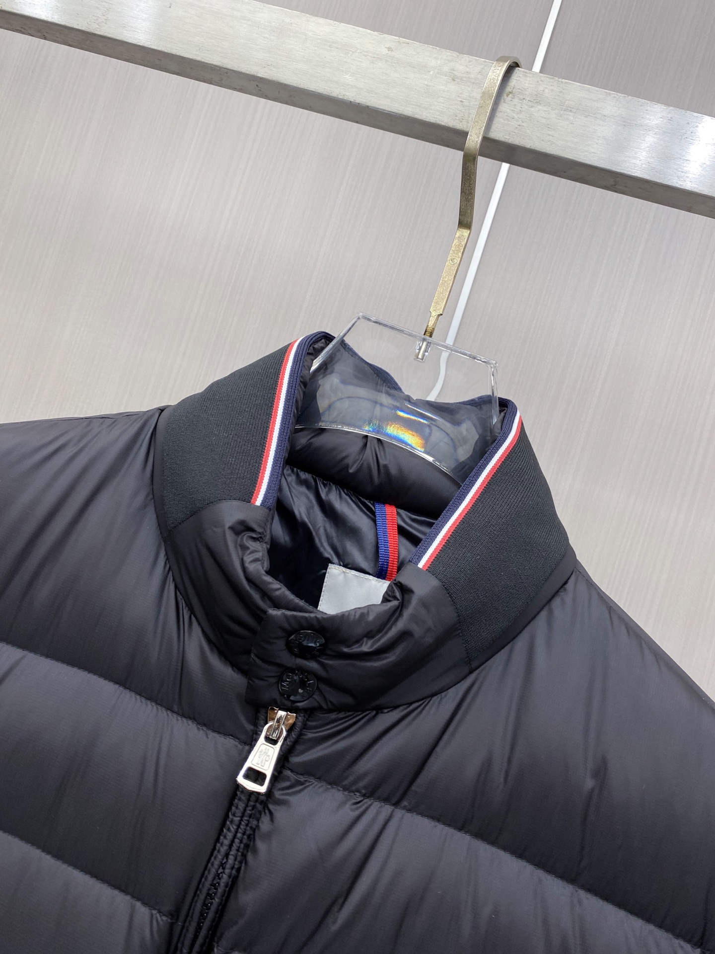 Moncler 蒙口 2026秋冬新品｜棒球领轻羽绒夹克 撞色织带领精致点缀，横格均匀锁绒 罗纹收口防风设计，轻便柔和 