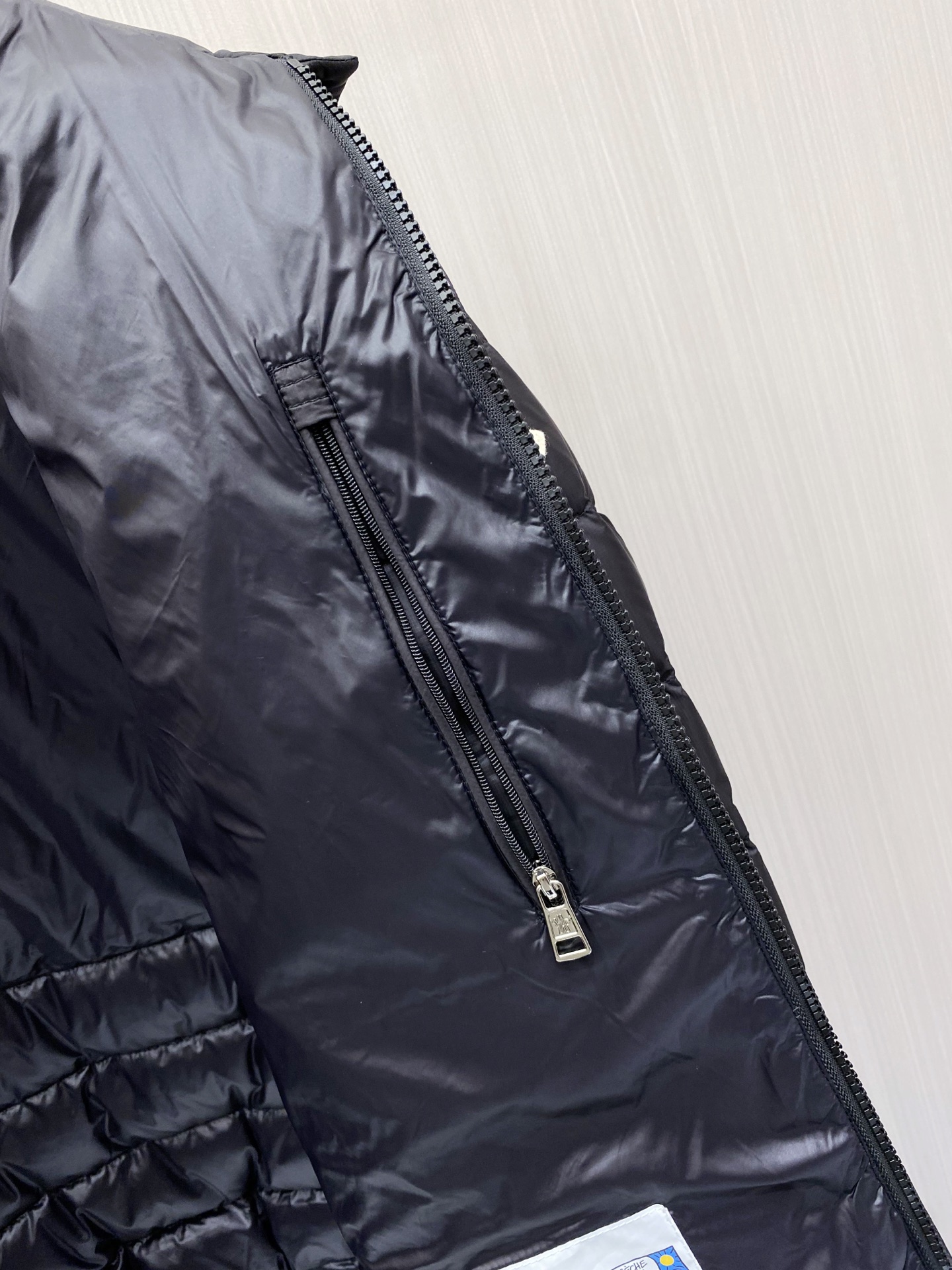 Moncler 蒙口 2026秋冬新品｜棒球领轻羽绒夹克 撞色织带领精致点缀，横格均匀锁绒 罗纹收口防风设计，轻便柔和 