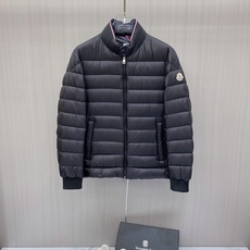 Moncler 蒙口 2026秋冬新品|棒球领轻羽绒夹克 撞色织带领精致点缀,横格均匀锁绒 罗纹收口防风设计,轻便柔和 Moncler 蒙口 2026秋冬新品|棒球领轻羽绒夹克 撞色织带领精致点缀,横格均匀锁绒 罗纹收口防风设计,轻便柔和