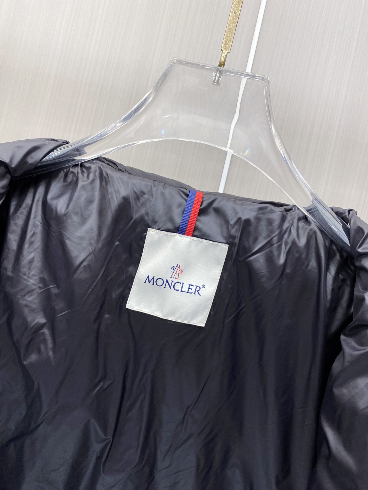 Moncler 蒙口 2026秋冬新品｜棒球领轻羽绒夹克 撞色织带领精致点缀，横格均匀锁绒 罗纹收口防风设计，轻便柔和 