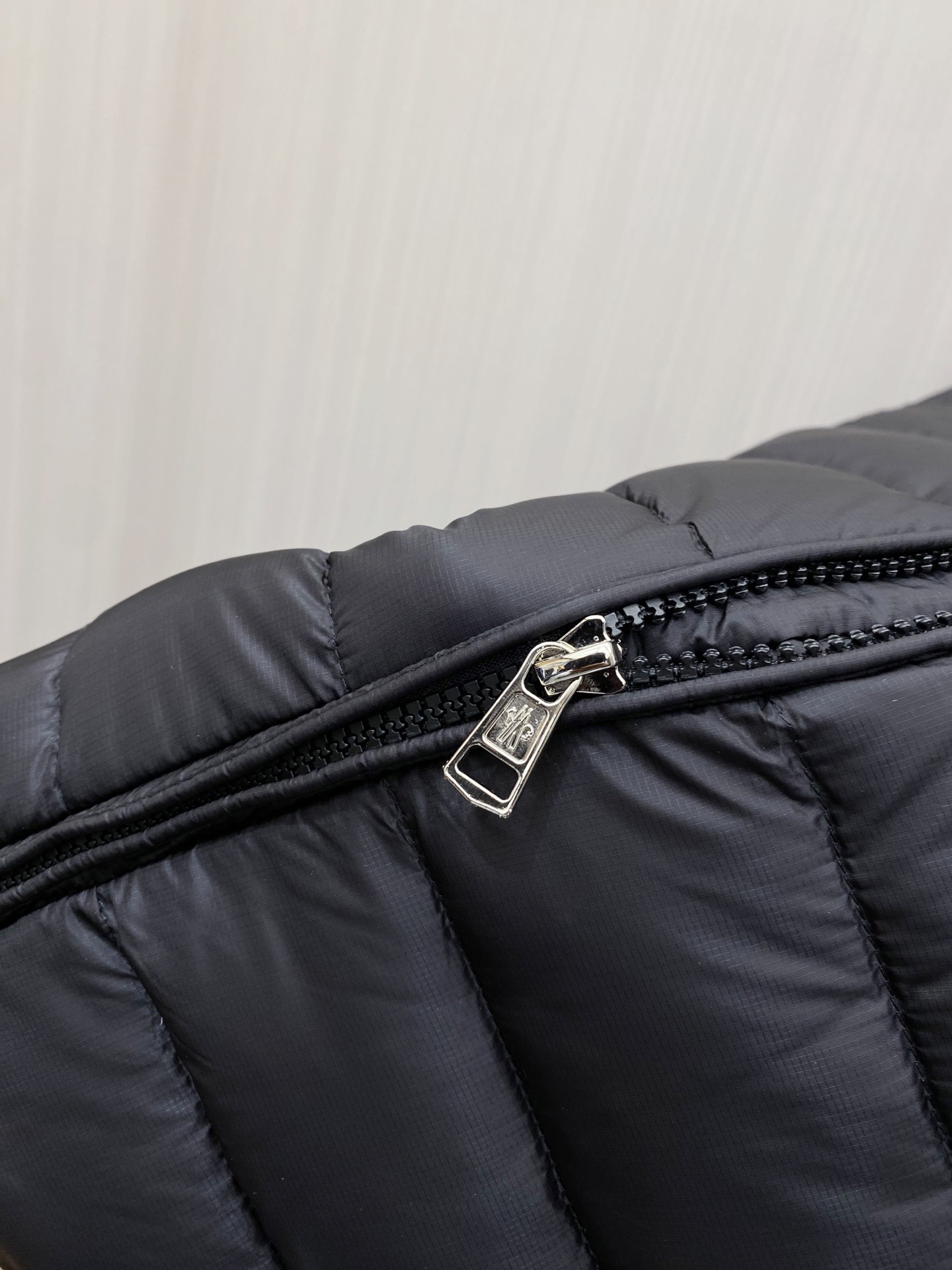 Moncler 蒙口 2026秋冬新品｜棒球领轻羽绒夹克 撞色织带领精致点缀，横格均匀锁绒 罗纹收口防风设计，轻便柔和 