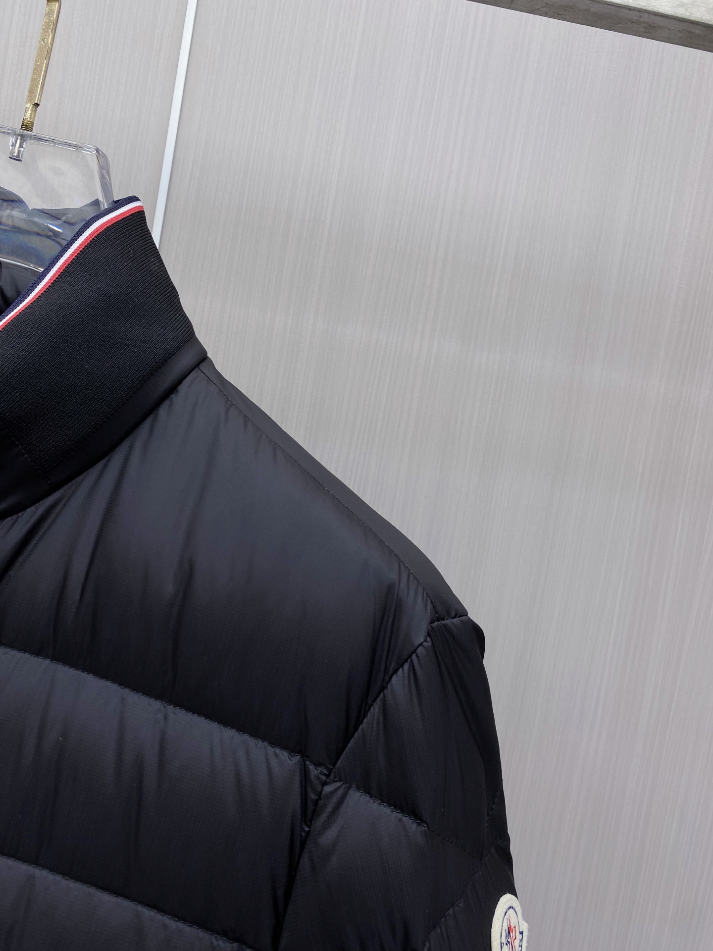 Moncler 蒙口 2026秋冬新品｜棒球领轻羽绒夹克 撞色织带领精致点缀，横格均匀锁绒 罗纹收口防风设计，轻便柔和 