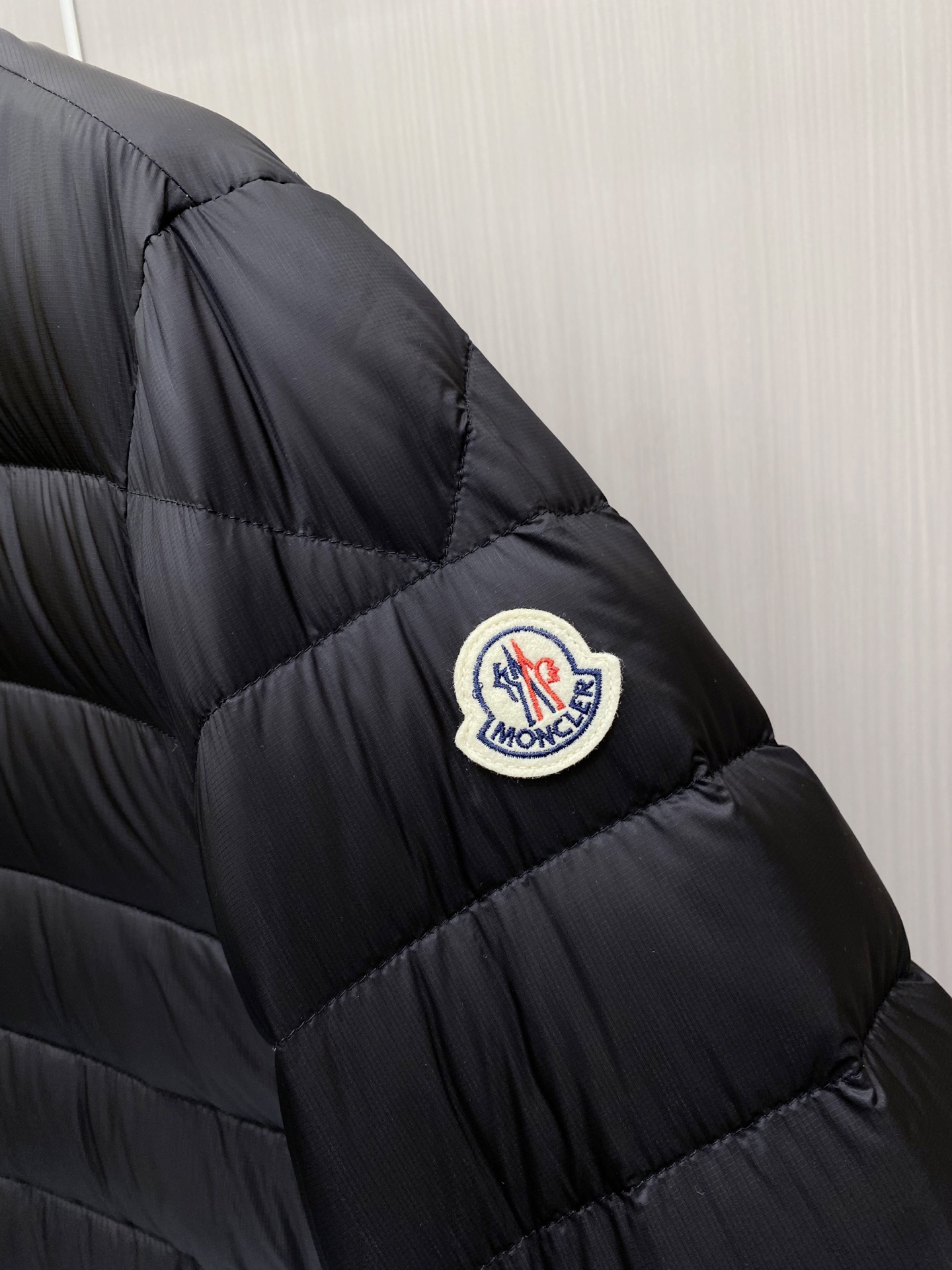 Moncler 蒙口 2026秋冬新品｜棒球领轻羽绒夹克 撞色织带领精致点缀，横格均匀锁绒 罗纹收口防风设计，轻便柔和 