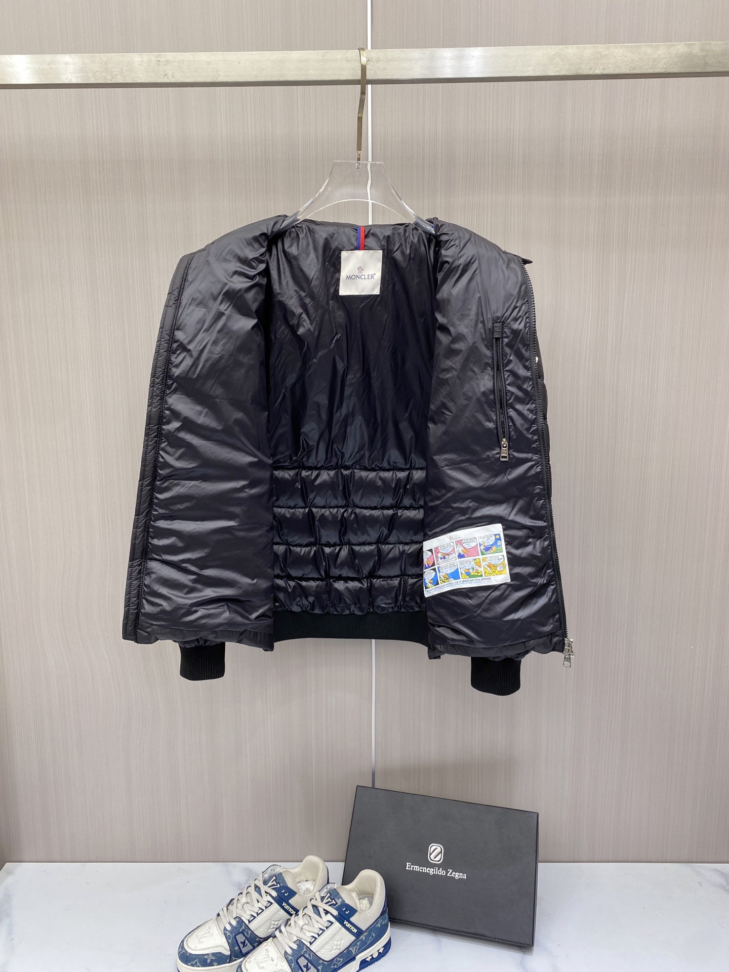Moncler 蒙口 2026秋冬新品｜棒球领轻羽绒夹克 撞色织带领精致点缀，横格均匀锁绒 罗纹收口防风设计，轻便柔和 