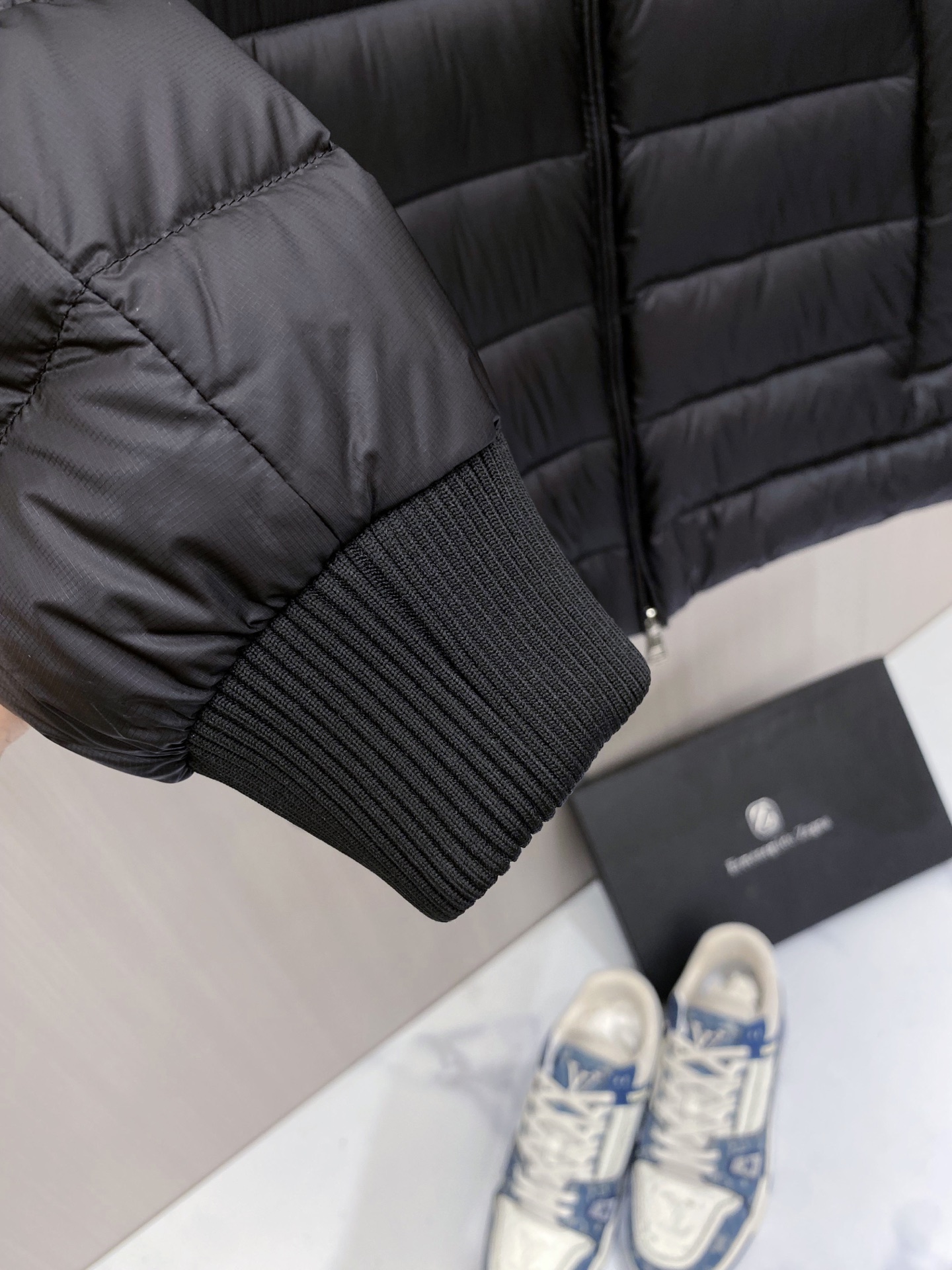 Moncler 蒙口 2026秋冬新品｜棒球领轻羽绒夹克 撞色织带领精致点缀，横格均匀锁绒 罗纹收口防风设计，轻便柔和 