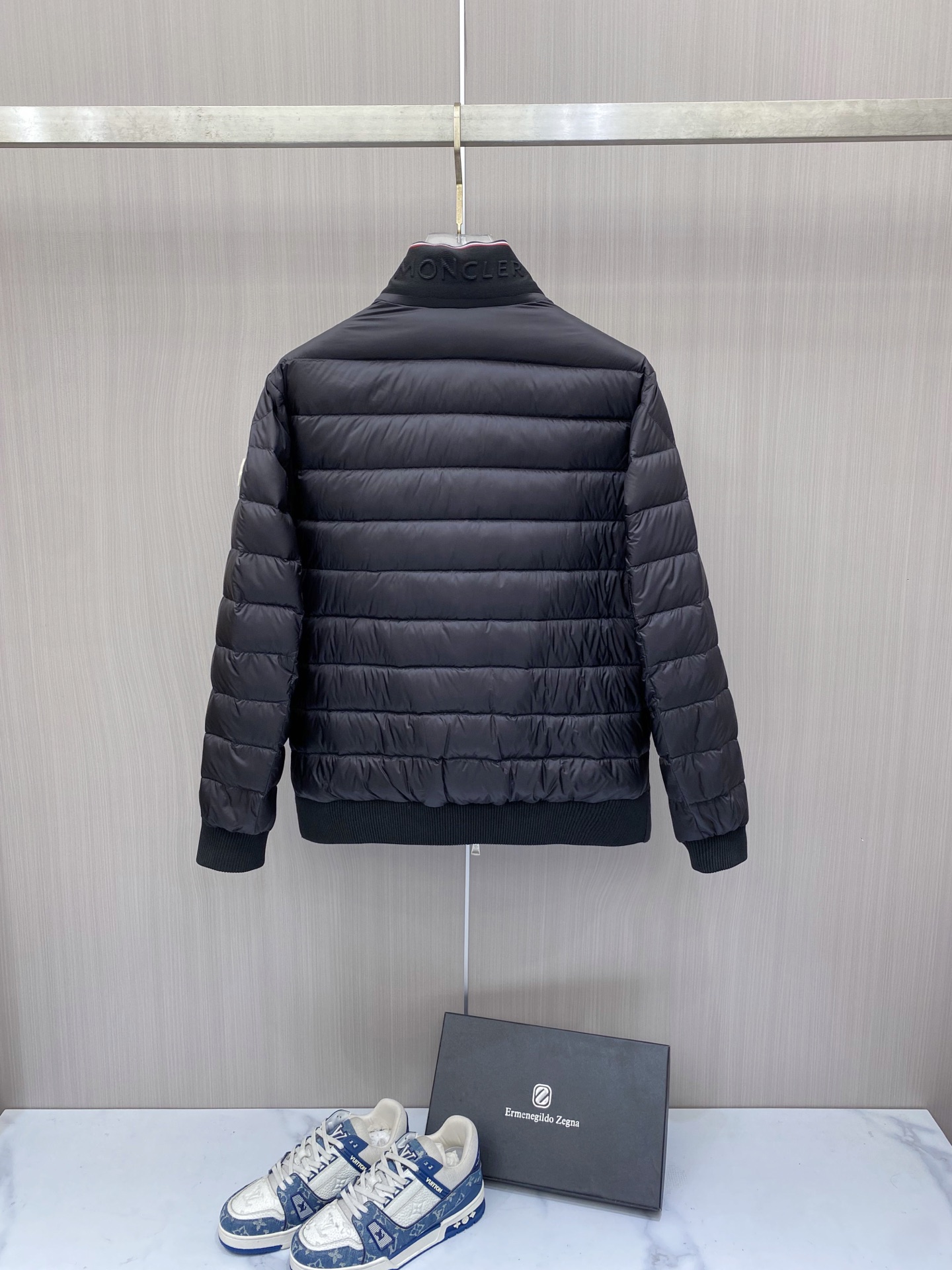 Moncler 蒙口 2026秋冬新品｜棒球领轻羽绒夹克 撞色织带领精致点缀，横格均匀锁绒 罗纹收口防风设计，轻便柔和 