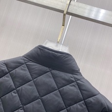 Moncler 蒙口 2026秋冬新品|男士立领菱形格羽绒服 经典菱形衍缝格纹,整体平整不跑棉,质感高级耐看 中式小立领 Moncler 蒙口 2026秋冬新品|男士立领菱形格羽绒服 经典菱形衍缝格纹,整体平整不跑棉,质感高级耐看 中式小立领