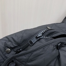 Moncler 蒙口 2026秋冬新品|男士立领菱形格羽绒服 经典菱形衍缝格纹,整体平整不跑棉,质感高级耐看 中式小立领 Moncler 蒙口 2026秋冬新品|男士立领菱形格羽绒服 经典菱形衍缝格纹,整体平整不跑棉,质感高级耐看 中式小立领