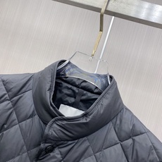 Moncler 蒙口 2026秋冬新品|男士立领菱形格羽绒服 经典菱形衍缝格纹,整体平整不跑棉,质感高级耐看 中式小立领 Moncler 蒙口 2026秋冬新品|男士立领菱形格羽绒服 经典菱形衍缝格纹,整体平整不跑棉,质感高级耐看 中式小立领