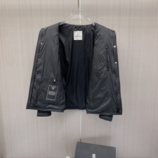 Moncler 蒙口 2026秋冬新品|男士立领菱形格羽绒服 经典菱形衍缝格纹,整体平整不跑棉,质感高级耐看 中式小立领 Moncler 蒙口 2026秋冬新品|男士立领菱形格羽绒服 经典菱形衍缝格纹,整体平整不跑棉,质感高级耐看 中式小立领