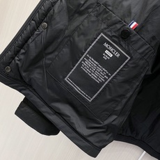Moncler 蒙口 2026秋冬新品|男士立领菱形格羽绒服 经典菱形衍缝格纹,整体平整不跑棉,质感高级耐看 中式小立领 Moncler 蒙口 2026秋冬新品|男士立领菱形格羽绒服 经典菱形衍缝格纹,整体平整不跑棉,质感高级耐看 中式小立领