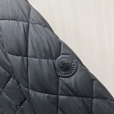 Moncler 蒙口 2026秋冬新品|男士立领菱形格羽绒服 经典菱形衍缝格纹,整体平整不跑棉,质感高级耐看 中式小立领 Moncler 蒙口 2026秋冬新品|男士立领菱形格羽绒服 经典菱形衍缝格纹,整体平整不跑棉,质感高级耐看 中式小立领