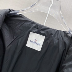 Moncler 蒙口 2026秋冬新品|男士立领菱形格羽绒服 经典菱形衍缝格纹,整体平整不跑棉,质感高级耐看 中式小立领 Moncler 蒙口 2026秋冬新品|男士立领菱形格羽绒服 经典菱形衍缝格纹,整体平整不跑棉,质感高级耐看 中式小立领