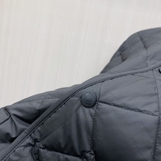 Moncler 蒙口 2026秋冬新品|男士立领菱形格羽绒服 经典菱形衍缝格纹,整体平整不跑棉,质感高级耐看 中式小立领 Moncler 蒙口 2026秋冬新品|男士立领菱形格羽绒服 经典菱形衍缝格纹,整体平整不跑棉,质感高级耐看 中式小立领