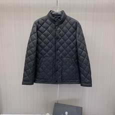 Moncler 蒙口 2026秋冬新品|男士立领菱形格羽绒服 经典菱形衍缝格纹,整体平整不跑棉,质感高级耐看 中式小立领 Moncler 蒙口 2026秋冬新品|男士立领菱形格羽绒服 经典菱形衍缝格纹,整体平整不跑棉,质感高级耐看 中式小立领