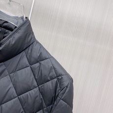 Moncler 蒙口 2026秋冬新品|男士立领菱形格羽绒服 经典菱形衍缝格纹,整体平整不跑棉,质感高级耐看 中式小立领 Moncler 蒙口 2026秋冬新品|男士立领菱形格羽绒服 经典菱形衍缝格纹,整体平整不跑棉,质感高级耐看 中式小立领