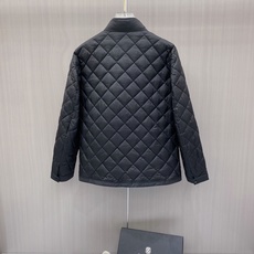 Moncler 蒙口 2026秋冬新品|男士立领菱形格羽绒服 经典菱形衍缝格纹,整体平整不跑棉,质感高级耐看 中式小立领 Moncler 蒙口 2026秋冬新品|男士立领菱形格羽绒服 经典菱形衍缝格纹,整体平整不跑棉,质感高级耐看 中式小立领