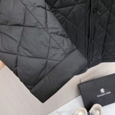 Moncler 蒙口 2026秋冬新品|男士立领菱形格羽绒服 经典菱形衍缝格纹,整体平整不跑棉,质感高级耐看 中式小立领 Moncler 蒙口 2026秋冬新品|男士立领菱形格羽绒服 经典菱形衍缝格纹,整体平整不跑棉,质感高级耐看 中式小立领