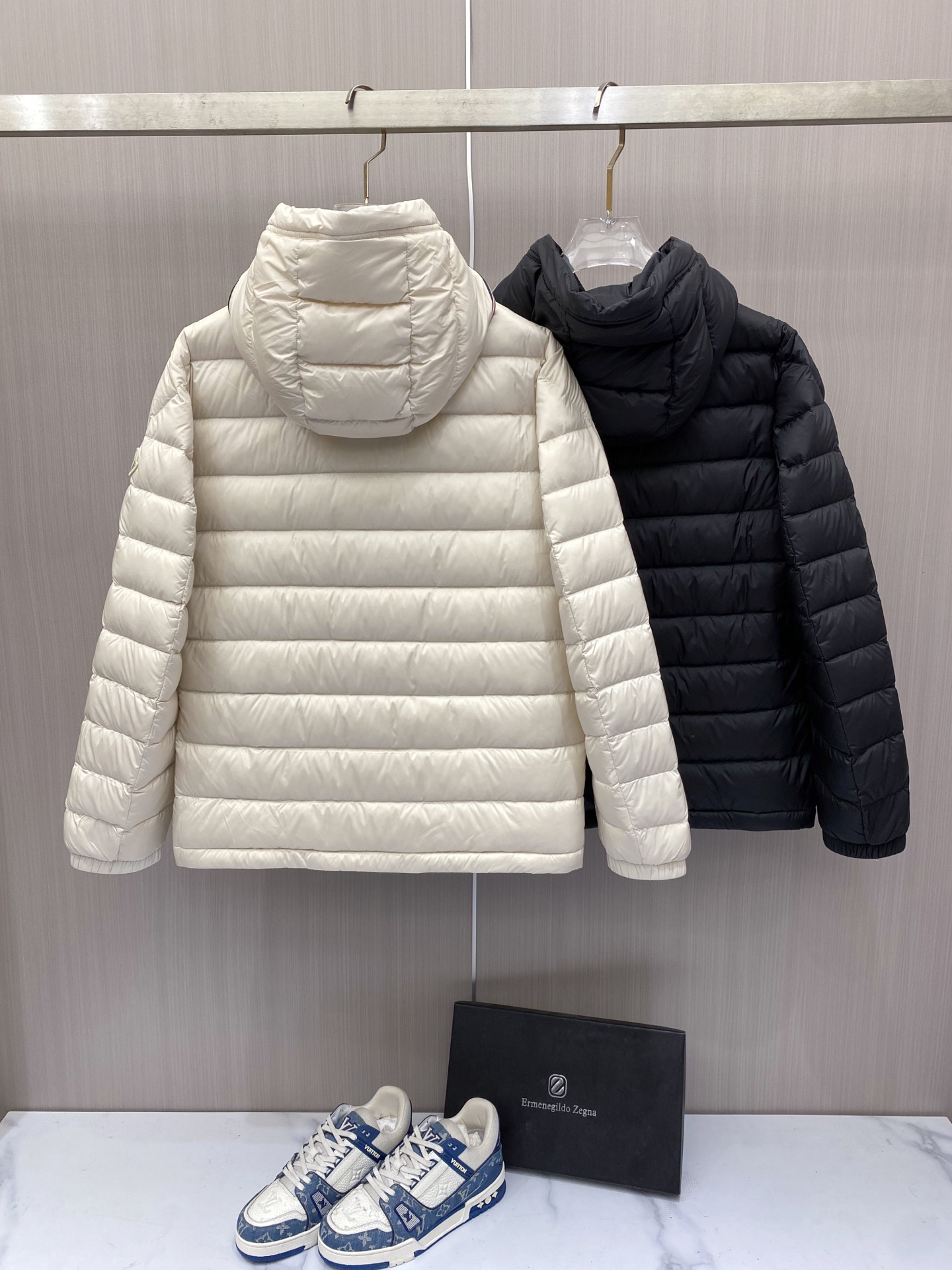 Moncler 蒙口 2026秋冬新款|连帽轻薄横条羽绒上新 米白/藏青双色 男女都能驾驭 可调节抽绳连帽,大风天护住头 Moncler 蒙口 2026秋冬新款|连帽轻薄横条羽绒上新 米白/藏青双色 男女都能驾驭 可调节抽绳连帽,大风天护住头