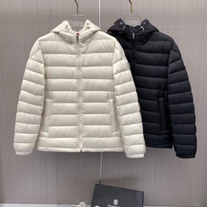 Moncler 蒙口 2026秋冬新款|连帽轻薄横条羽绒上新 米白/藏青双色 男女都能驾驭 可调节抽绳连帽,大风天护住头 Moncler 蒙口 2026秋冬新款|连帽轻薄横条羽绒上新 米白/藏青双色 男女都能驾驭 可调节抽绳连帽,大风天护住头