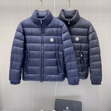 Moncler 蒙口 2026秋冬新款|男士立领轻薄羽绒服上新 蒙口经典横条轻羽绒,藏青/黑双色齐发 极简立领防风设计, Moncler 蒙口 2026秋冬新款|男士立领轻薄羽绒服上新 蒙口经典横条轻羽绒,藏青/黑双色齐发 极简立领防风设计,