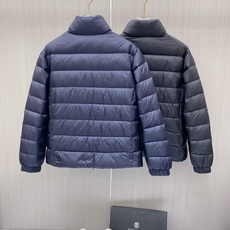 Moncler 蒙口 2026秋冬新款|男士立领轻薄羽绒服上新 蒙口经典横条轻羽绒,藏青/黑双色齐发 极简立领防风设计, Moncler 蒙口 2026秋冬新款|男士立领轻薄羽绒服上新 蒙口经典横条轻羽绒,藏青/黑双色齐发 极简立领防风设计,