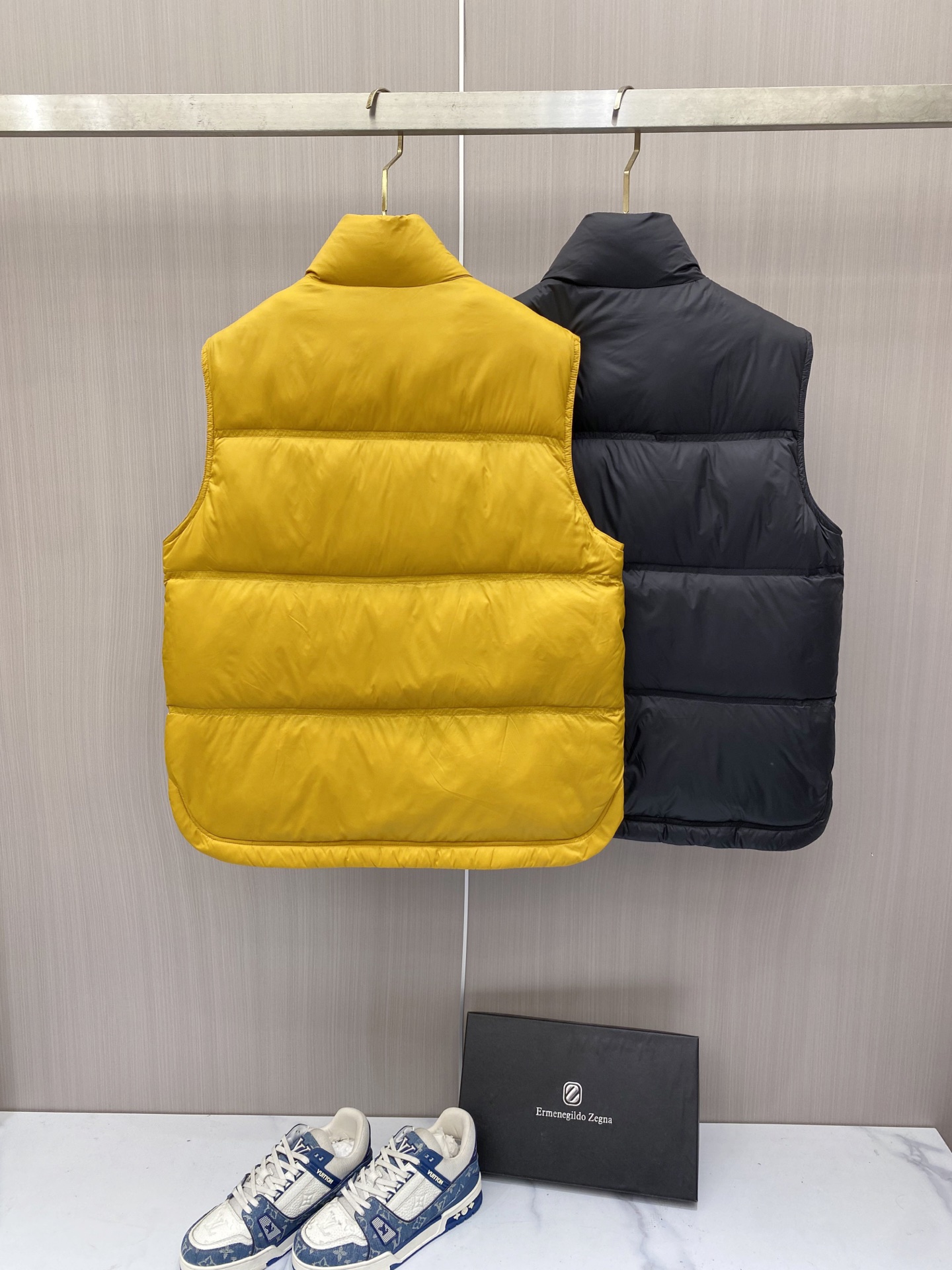 Moncler｜盟可睐 2026秋冬新款蒙口 90新国标白鸭绒填充 原版五金配件，纽扣刺绣细节高度还原 立领羽绒马甲，双