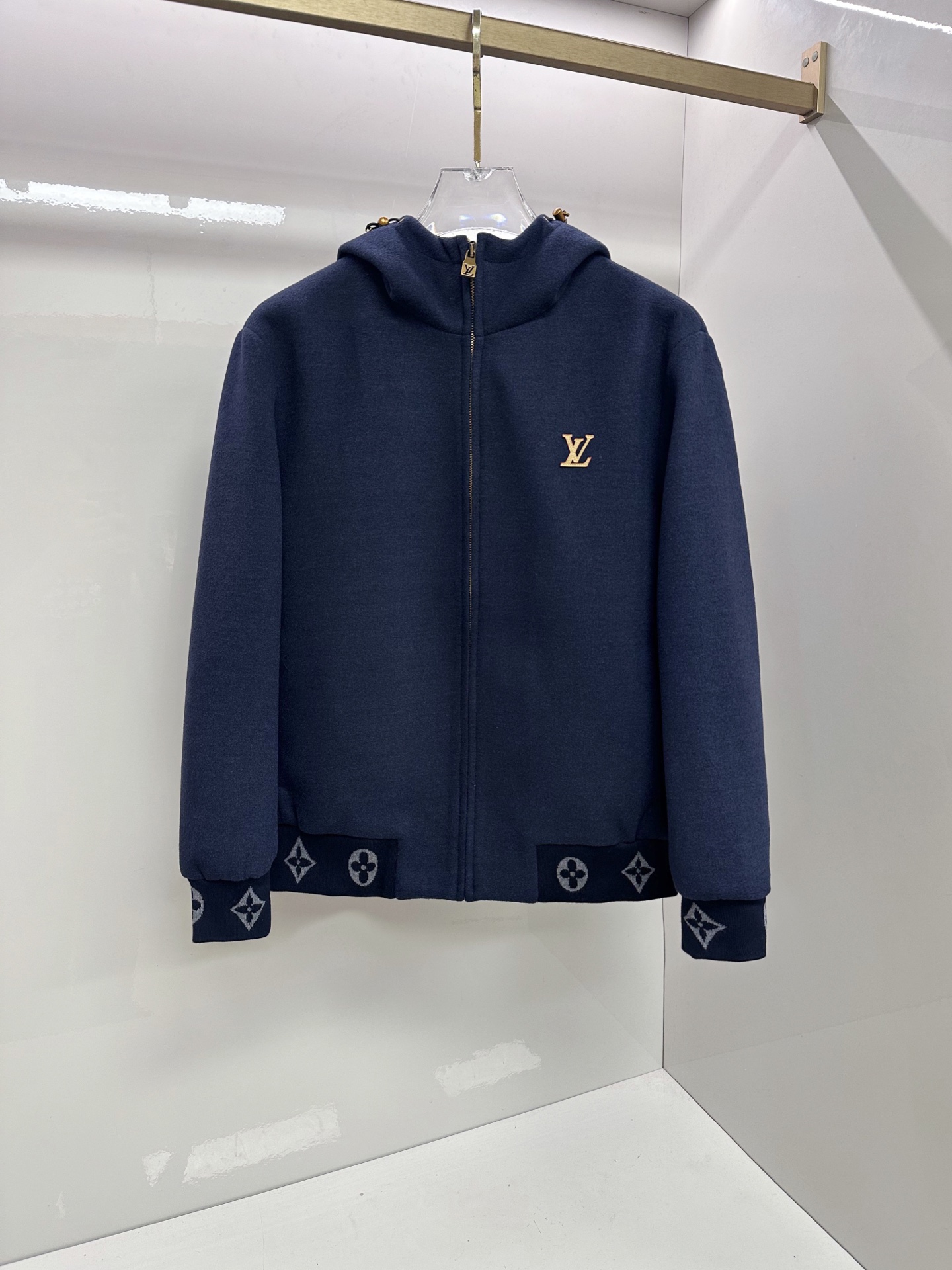 NO:952444,LV navy blue hooded zippered sweatshirt jacket. Made of heavyweight breathable knitted fabric, soft and crisp but not slumping, comfortable and unrestricted for daily wear. Gold metal LV logo embellishment on the chest, low-key to enhance sophistication; hem and cuffs are spliced with classic presbyopia jacquard for full recognition of details. Metal zipper with adjustable drawstring hood, hidden pockets on both sides, both beautiful and practical  Short and fitted style, suitable for pairing with jeans and casual trousers, casual and luxurious style, suitable for daily commuting and travel. Sizes M-3XL, Louis Vuitton, hoodie, sweatshirts, jeans, jackets & coats, hats,19860909Lv 藏青色连帽拉链卫衣外套 重磅透气针织面料,软糯挺括不塌身,日常穿着舒适无束缚 胸口金色金属LV标识点缀,低调提升精致度；下摆、袖口拼接经典老花提花,细节辨识度拉满 金属拉链搭配可调节抽绳帽,两侧隐形插袋兼顾美观与实用性 短款合身版型,搭配牛仔裤、休闲西裤都适配,休闲轻奢风,通勤、出游日常皆可驾驭 尺码M-3XL,,louis vuitton,hoodie,sweatshirts,jeans,jackets & coats,hats,,Men's clothing