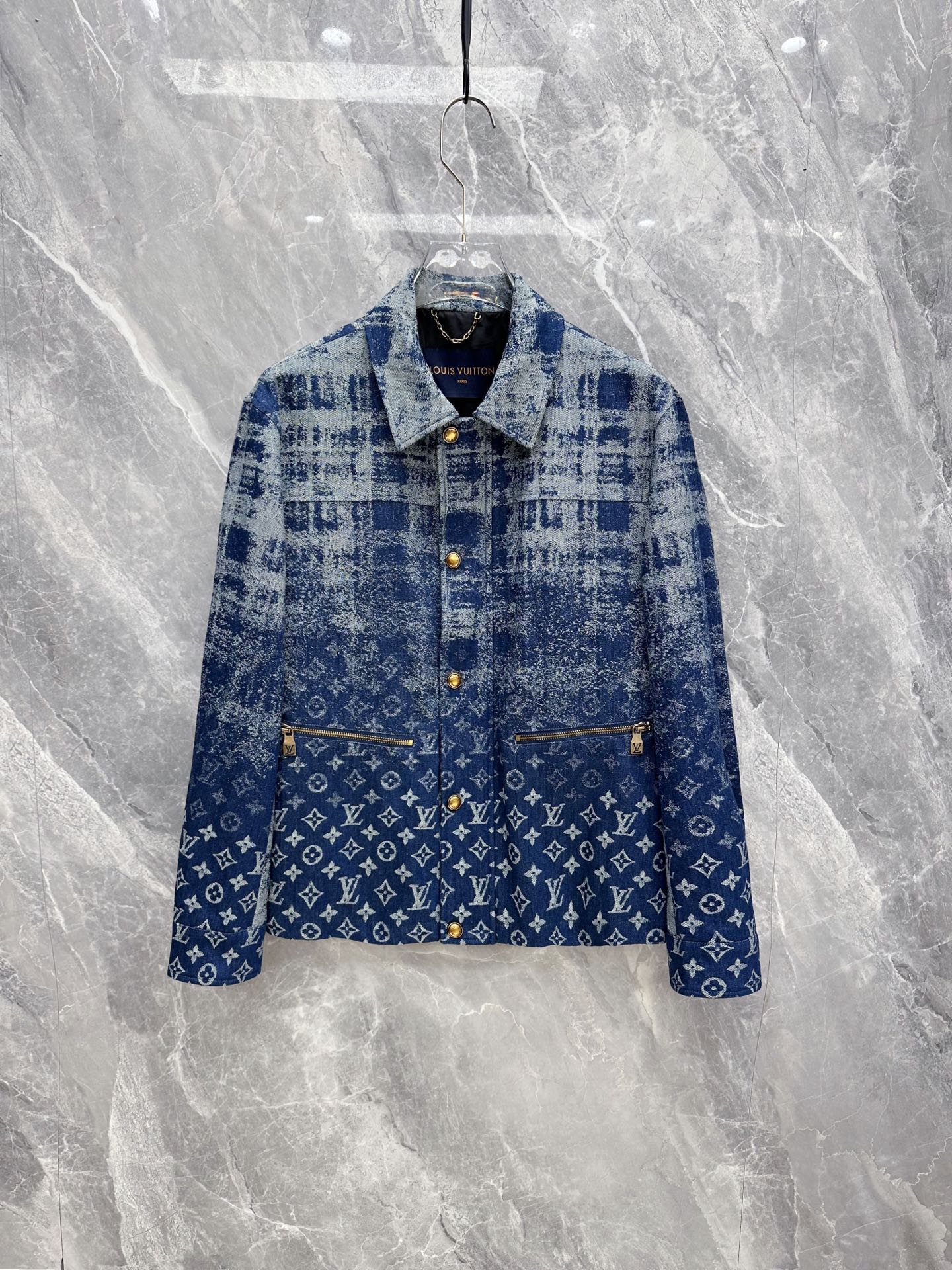 NO:956564,2026 Autumn and Winter New Products｜LV Gradient All-over Print Denim Work Jacket Retro washed blue tone old plaid splicing presbyopia, full of layering. Lapel work style, neat and not flattering on the figure, gold hardware buttons + zipper pockets, the texture is visible to the naked eye. Heavy denim fabric is crisp and stylish, windproof and wear-resistant, it can be worn alone with a sweatshirt or Polo.  The all-over gradient presbyopia printing is exquisite in craftsmanship, low-key and not exaggerated. It is a must-have for men's light luxury wardrobe. Sizes M-3XL, Louis Vuitton, hoodie, sweatshirts, jackets & coats, gold,198609092026秋冬重磅新品｜LV渐变满印牛仔工装夹克 复古水洗蓝调做旧格纹拼接老花,层次感直接拉满 翻领工装版型,利落不挑身材,黄金五金纽扣+拉链口袋,质感肉眼可见 重磅牛仔面料挺括有型,防风耐磨,单穿叠搭卫衣、Polo都超有腔调 满幅渐变老花印花工艺精致,低调不浮夸,轻奢男士衣橱必备 尺码M-3XL,,louis vuitton,hoodie,sweatshirts,jackets & coats,gold,,Men's clothing