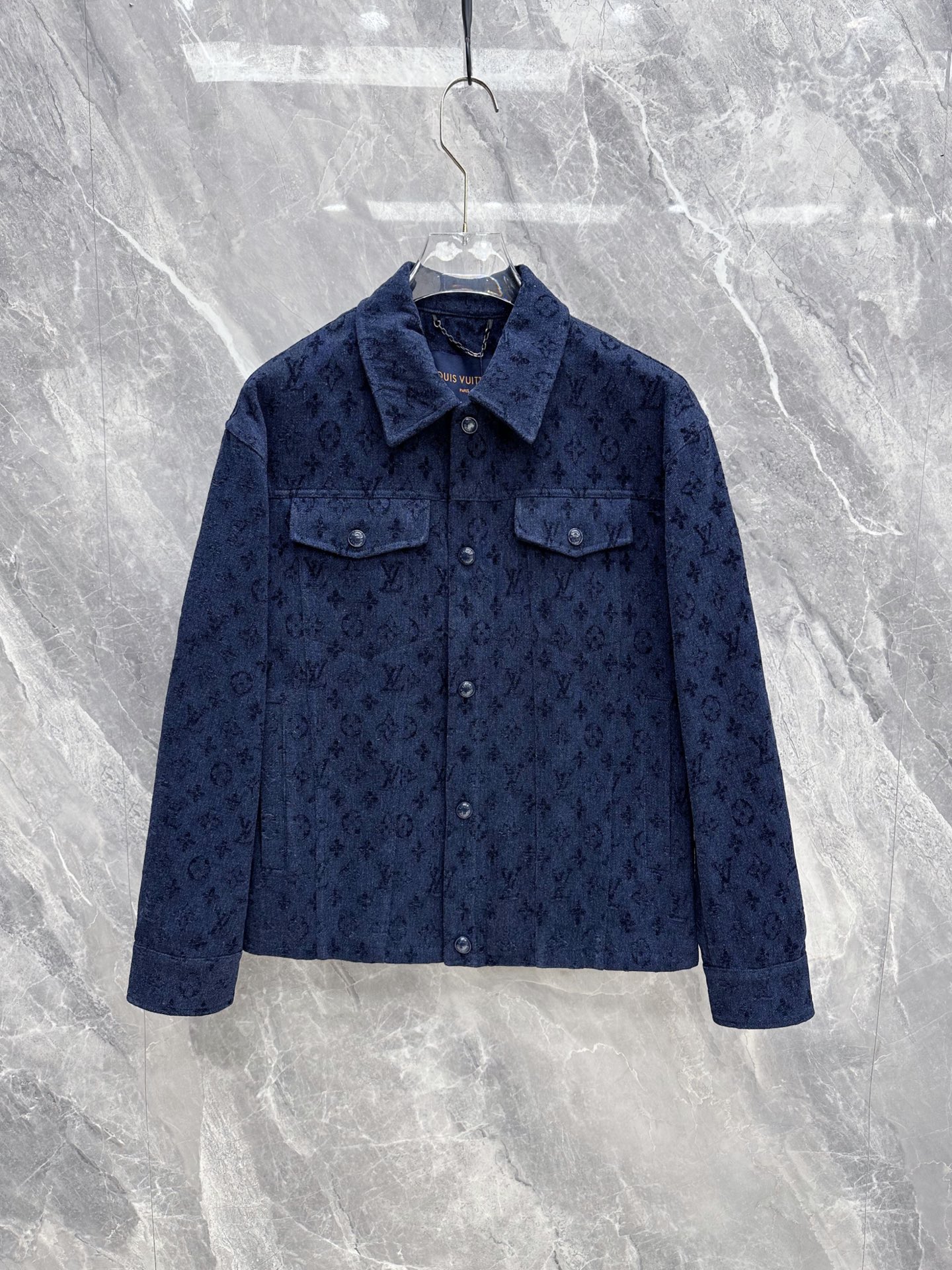 NO:956583,LV 2026 autumn and winter major new products | Navy blue jacquard denim work jacket. All-over dark pattern presbyopia flocking jacquard craftsmanship, low-key and hidden exquisite texture, simple from a distance, full of details when viewed up close. Classic lapel denim work style, double patch pockets on the front and large patch pockets on the back, practical and stylish. Heavy washed denim fabric, stiff and not easy to collapse, the upper body is modified and the body is not bloated.  Metal buttons of the same color are in a unified color, and the whole piece has a high-end and uniform tone, without unnecessary fancy decorations. It can be used for light business, daily leisure, and travel. It is a must-have for men's light luxury wardrobe. Sizes M-3XL, Louis Vuitton, jackets & coats,19860909LV 2026秋冬重磅新品｜藏蓝提花牛仔工装夹克 通体暗纹老花植绒提花工艺,低调暗藏精致肌理,远看简约、近看细节拉满 经典翻领牛仔工装版型,前幅双贴袋、后片大贴袋设计,实用兼顾造型感 重磅水洗牛仔面料,挺括不易软塌,上身修饰身形不臃肿 金属同色系纽扣统一配色,整件色调高级统一,没有多余花哨装饰 轻商务、日常休闲、出行穿搭全能驾驭,男士轻奢衣橱必备款 尺码M-3XL,,louis vuitton,jackets & coats,,Men's clothing