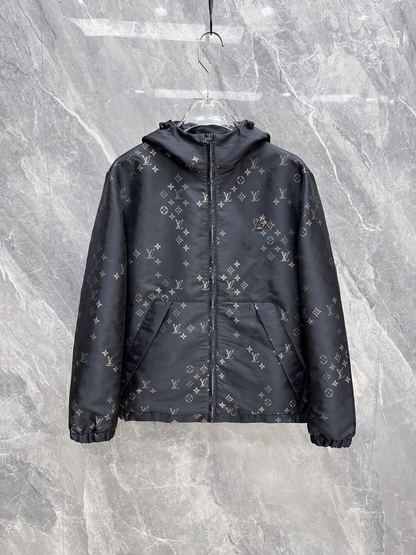 NO:956596,Lv 2026 Autumn Light Luxury Hooded Windproof Jacket｜Black and gold all-over printed old flower model Matte black base with dark gold classic old flower all over print, low-key and noble, not exaggerated and not dazzling Smooth windproof polyester fabric, light and wrinkle-resistant, suitable for daily commuting and short trips Adjustable drawstring hood design, elastic cuffs hem, blocking the wind and making you look slim but not bloated  Small metal logo embellishment on the chest, hidden pockets on both sides, smooth and fine zipper workmanship, loose straight cut, not flattering on the body shape, looks good alone with layered sweaters or shirts, men's versatile light luxury jacket for all seasons, size M-3XL,, louis vuitton, jackets & coats, jackets & coats, sweaters, shirts, hats,19860909Lv 2026秋季轻奢连帽防风夹克｜黑金满印老花款 哑光黑底搭配暗金色经典老花满印,低调显贵,不浮夸不刺眼 顺滑防风聚酯面料,轻薄抗皱,日常通勤、短途出行都适配 可调节抽绳连帽设计,松紧收口袖口下摆,挡风显瘦不臃肿 胸口金属小标点缀,双侧隐形插袋,拉链顺滑做工精细 宽松直筒剪裁,不挑身形,单穿叠搭毛衣、衬衫都好看,男士四季百搭轻奢外套 尺码M-3XL,,louis vuitton,jackets & coats,jackets & coats,sweaters,shirts,hats,,Men's clothing