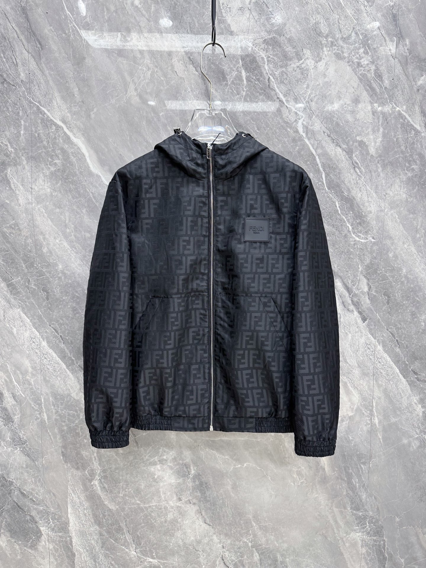 NO:956604,Fendi Fendi 2026 Early Autumn dark pattern FF all-over printed hooded windproof jacket. Low-key dark patterned double F presbyopia all over the body. The all-over printing is not ostentatious, and the low-key luxury atmosphere is full. Thin and smooth windproof fabric, anti-wrinkle and easy to care for, highly suitable for daily commuting and short trips. Simple hooded adjustable drawstring, elastic cuffs + hem to lock in temperature and wind, not pressurizing the body shape. Front metal zipper closure, leather brand square embellishment on the chest, hidden pockets on both sides  Straight and loose cut, neat to wear alone, coordinated with sweaters and shirts, versatile light luxury jacket for young and middle-aged men, sizes M-3XL,, fendi, fendi, jackets & coats, jackets & coats, sweaters, shirts, hats,19860909Fendi 芬迪 2026早秋暗纹FF满印连帽防风夹克 通体低调暗纹双F老花,满印不张扬,低调轻奢氛围感拉满 轻薄顺滑防风面料,抗皱易打理,日常通勤、短途出行适配度高 简约连帽可调节抽绳,松紧袖口+下摆锁温防风,不压身形 正面金属拉链开合,胸口皮质品牌方标点缀,两侧隐藏插袋 直筒宽松剪裁,单穿利落,内搭毛衣、衬衫都协调,中青年男士百搭轻奢外套 尺码M-3XL,,fendi,fendi,jackets & coats,jackets & coats,sweaters,shirts,hats,,Men's clothing