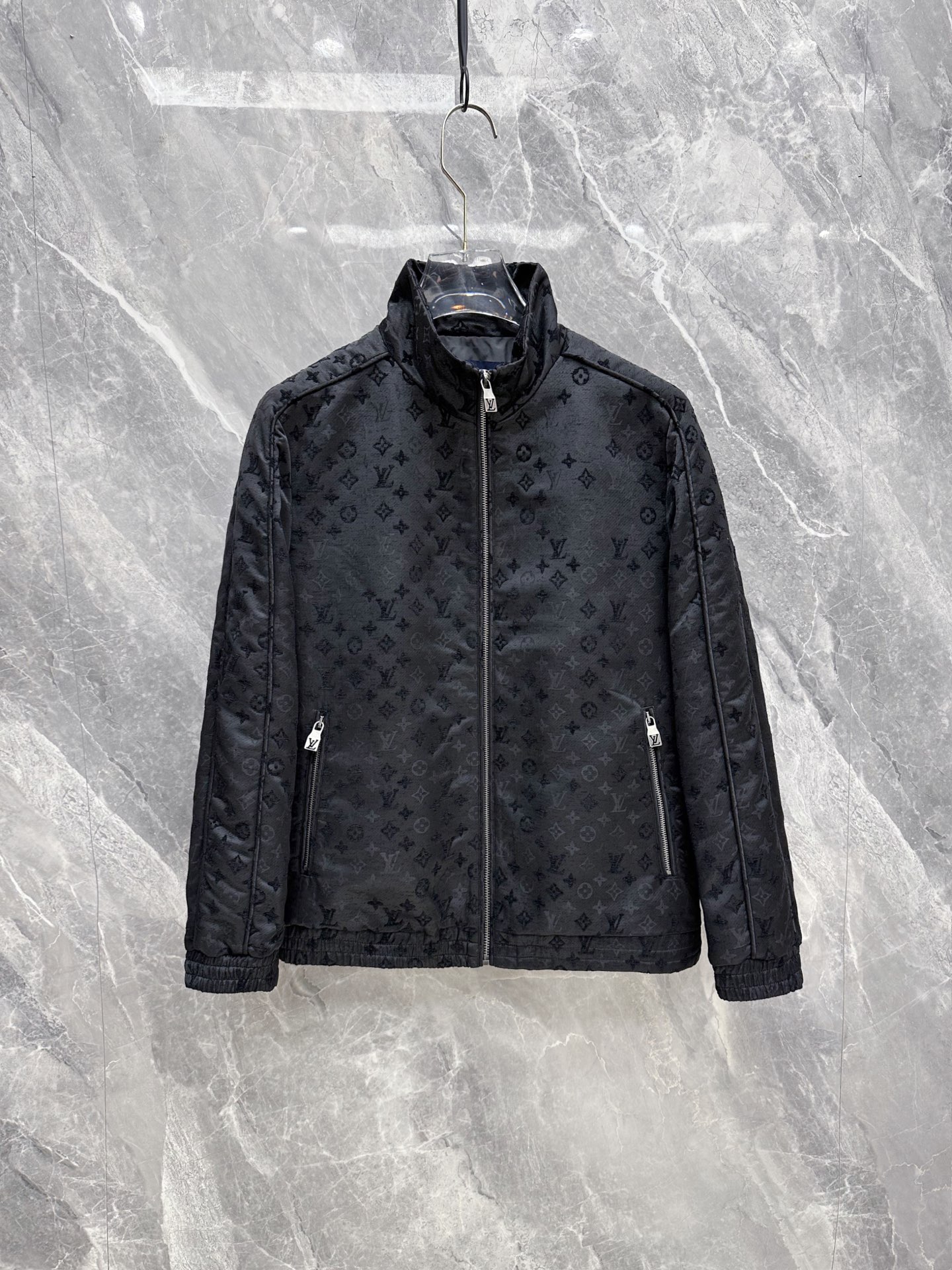 NO:956619,LV 2026 Autumn and Winter Dark Pattern Full Print Stand Collar Thin Cotton Jacket. The whole body is matte black with dark flocking LV presbyopia. It is low-key and restrained. The details are full of texture when viewed up close. It is not exaggerated or ostentatious. Lightweight quilted fabric, windproof and warm without being bulky. Suitable for solo wear in early autumn and inner wear in late winter. Classic stand-up collar zipper version, metal LV logo zipper puller, zipper pockets on both sides are practical and safe  Elasticated cuffs, short fit cut, flattering body shape, can be worn for business negotiations and daily travel, mature men's light luxury jacket, size M-3XL,, Louis Vuitton, jackets & coats, jackets & coats,19860909Lv 2026秋冬暗纹满印立领薄棉夹克 通体哑光黑底暗植绒LV老花,低调内敛,近看细节质感拉满,不浮夸不张扬 轻薄夹棉面料,挡风保暖不臃肿,早秋单穿、深冬内搭都适配 经典立领拉链版型,金属LV标识拉链头,两侧拉链插袋实用安全 松紧收口袖口,短款合身剪裁,修饰身形,商务洽谈、日常出行都能穿,成熟男士轻奢刚需外套 尺码M-3XL,,louis vuitton,jackets & coats,jackets & coats,,Men's clothing