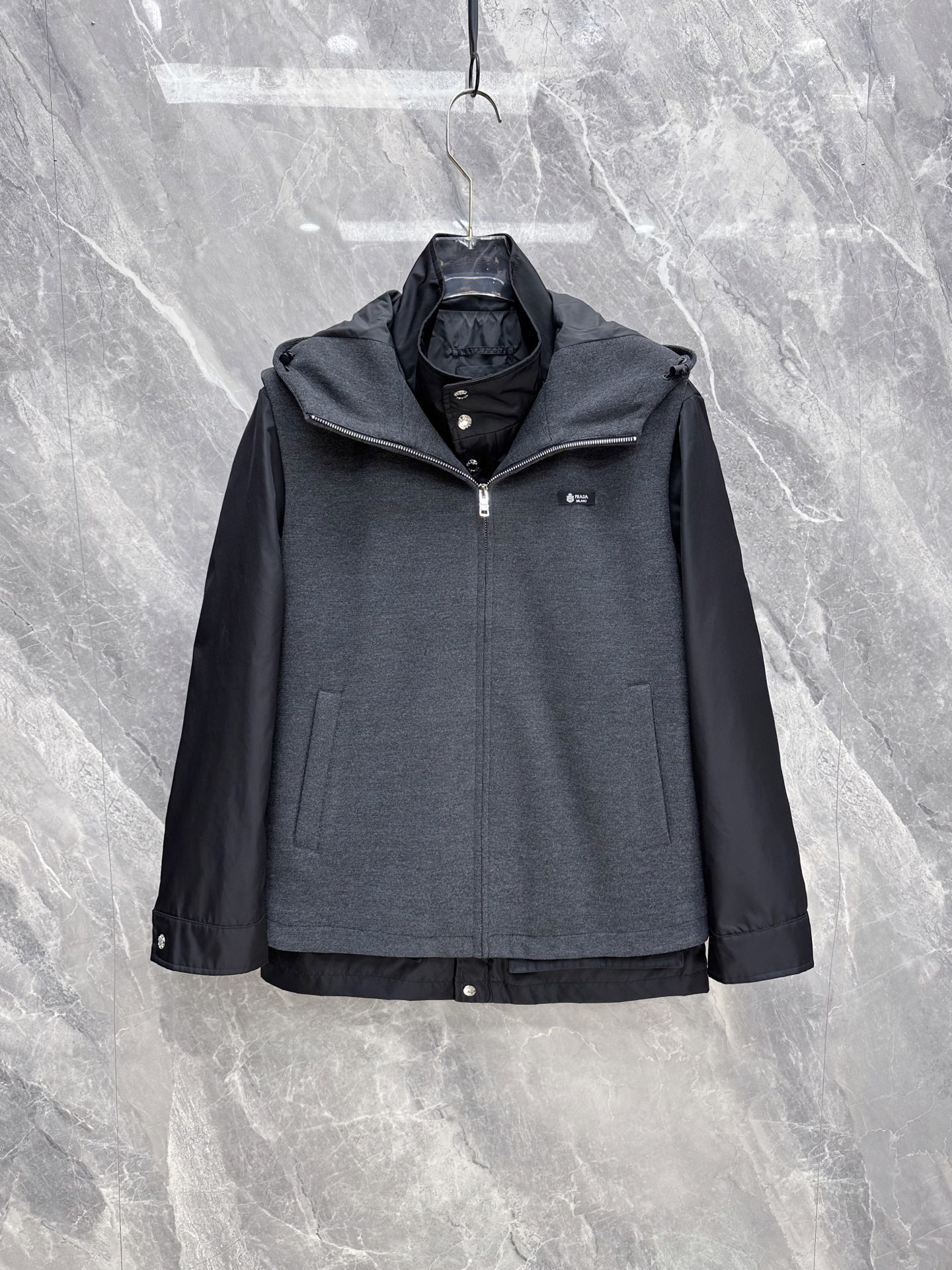 NO:956625,Prada's early autumn light luxury men's three-piece combination is online ① Gray knitted hooded vest made of soft and waxy wool blend, low-key and simple, a universal layering tool, looks good when worn alone ② A vest + satin long-sleeved two-piece set can handle the temperature difference between morning and evening, no need to worry about matching for business commuting, the texture is high-end and not exaggerated  ③The black workwear windproof jacket is made of waterproof nylon fabric and has a multi-pocket workwear version. It can be used for self-driving business trips and daily shopping. The three complementary styles are a must for mature men’s wardrobes and are suitable for keeping and giving as gifts. The sizes are complete and ready for delivery. Sizes M-3XL, prada, prada, jackets & coats, hats,19860909prada 普拉达 早秋轻奢男士三件搭配组合上线 ①灰色针织连帽马甲软糯羊毛混纺,低调简约,万能叠穿神器,单穿内搭都好看 ②马甲+缎面长袖两件套一套搞定早晚温差,商务通勤不用费心搭配,质感高级不浮夸 ③黑色工装防风夹克防水尼龙面料,多口袋工装版型,自驾出差、日常逛街全能驾驭 三款风格互补,成熟男士衣柜刚需,自留送礼都合适,尺码齐全现货直发 尺码M-3XL,,prada,prada,jackets & coats,hats,,Men's clothing