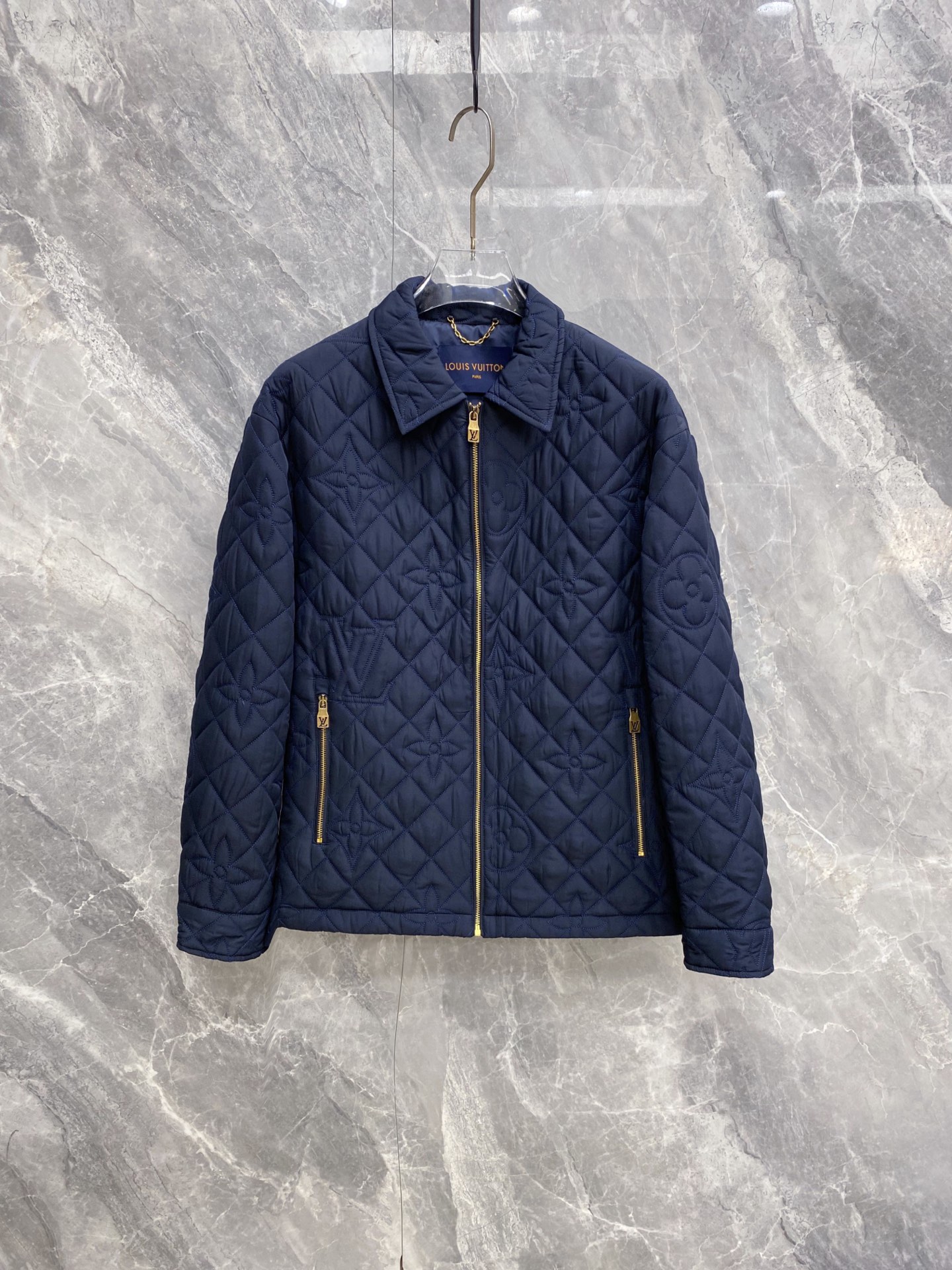 NO:956635,LV｜Louis Vuitton 2026 new autumn and winter diamond embossed lapel thin cotton jacket. Full set of original custom hardware, zipper and button details restored in place. Classic diamond quilting + dark pattern presbyopia logo on the whole body, full of recognition. Simple lapel version, the upper body is neat and not bloated. Lightweight quilt filling, can be worn in early autumn and late autumn, easy to control for business and leisure. Color, navy blue, size M-3XL, Louis Vuitton  vuitton,louis vuitton,jackets & coats,19860909LV｜路易威登 2026秋冬新款菱格压花翻领薄棉夹克 全套原版定制五金,拉链、纽扣细节还原到位 全身经典菱格绗缝+暗纹老花标识,辨识度拉满 简约翻领版型,上身利落不臃肿 轻薄夹棉填充,初秋深秋都能穿,商务休闲轻松驾驭 颜色藏青色 码数M-3XL,,louis vuitton,louis vuitton,jackets & coats,,Men's clothing