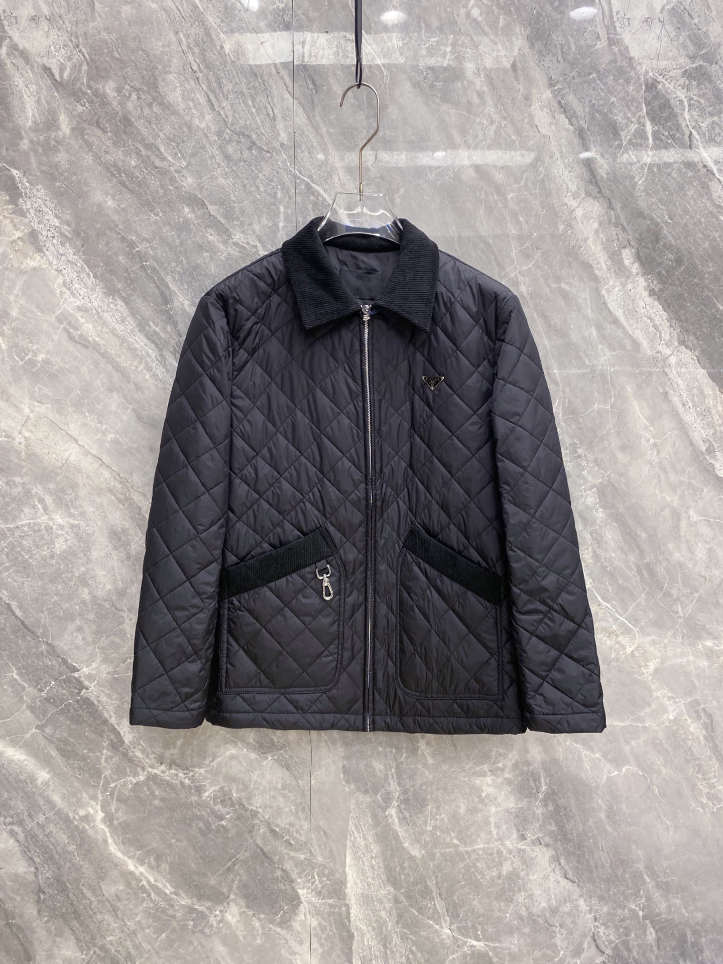 NO:956645,PRADA｜Prada 2026 new autumn and winter diamond quilted lapel thin cotton jacket. Full set of original custom hardware, zipper and button hardware details are highly restored. Corduroy splicing lapel design, outstanding layered texture. Classic diamond grid cotton filling technology, the upper body is light and not bloated. Simple and neat tailoring, suitable for business and leisure scenarios. Color black. Size M-3XL,, prada, prada, jackets & coats,19860909PRADA｜普拉达 2026秋冬新款菱格绗缝翻领薄棉夹克 全套原版定制五金,拉链、纽扣五金细节高度还原 灯芯绒拼接翻领设计,层次质感出众 经典菱形格充棉工艺,上身轻盈不臃肿 简约利落剪裁,商务休闲多种场景适配 颜色黑色 码数M-3XL,,prada,prada,jackets & coats,,Men's clothing