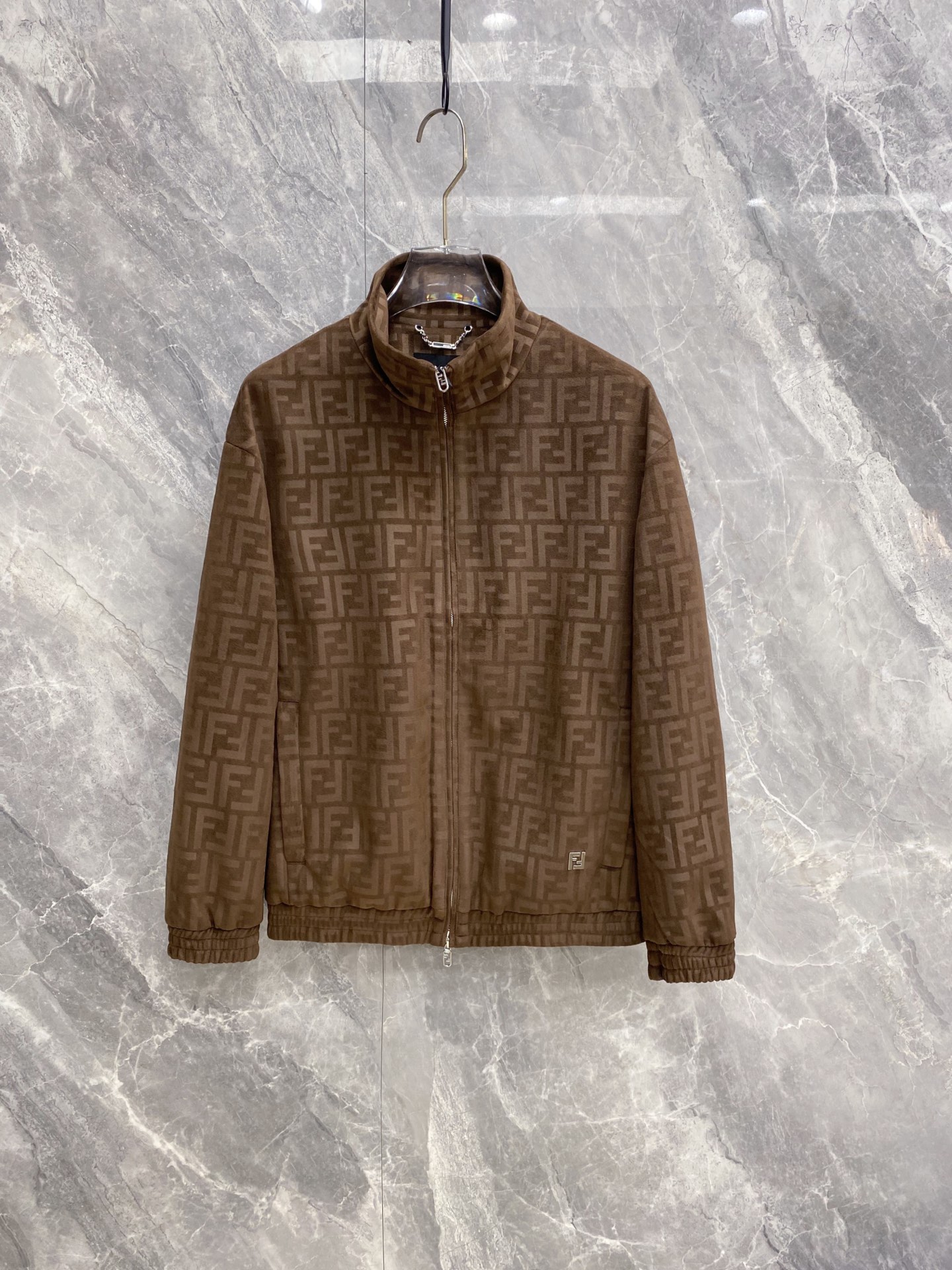 NO:956655,Fendi Fendi 2026 autumn and winter new all-over printed FF stand-up collar jacket. Full set of original customized hardware, zipper and metal label details are highly restored. Suede-like fabric, classic all-over presbyopia pattern. Classic stand-up collar + elastic hem cuff design, windproof and stylish. Loose and casual fit, with a high-end atmosphere for daily wear. Color Brown Code number M-3XL,,fendi,fendi,jackets & coats, chamois leather,19860909Fendi 芬迪 2026秋冬新款满印FF立领夹克 全套原版定制五金,拉链、金属标细节高度还原 麂皮质感面料,全身经典满印老花图案 经典立领+松紧下摆袖口设计,防风有型 宽松休闲版型,日常穿搭自带高级氛围感 颜色咖啡色 码数M-3XL,,fendi,fendi,jackets & coats,chamois leather,,Men's clothing