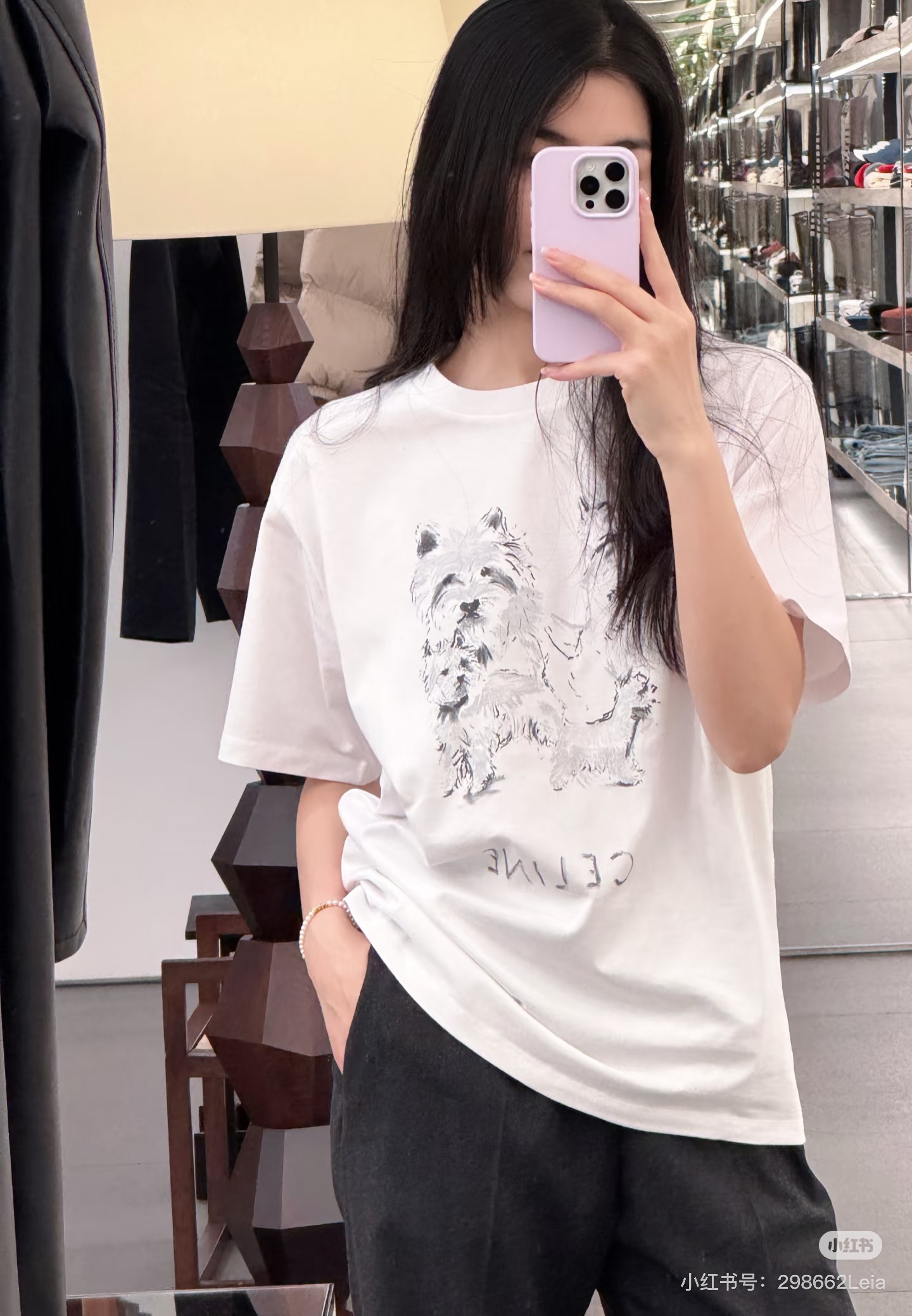 Efecto en el cuerpo: Celine Celine 26SS camiseta de manga corta con estampado de perro dibujado a lápiz.