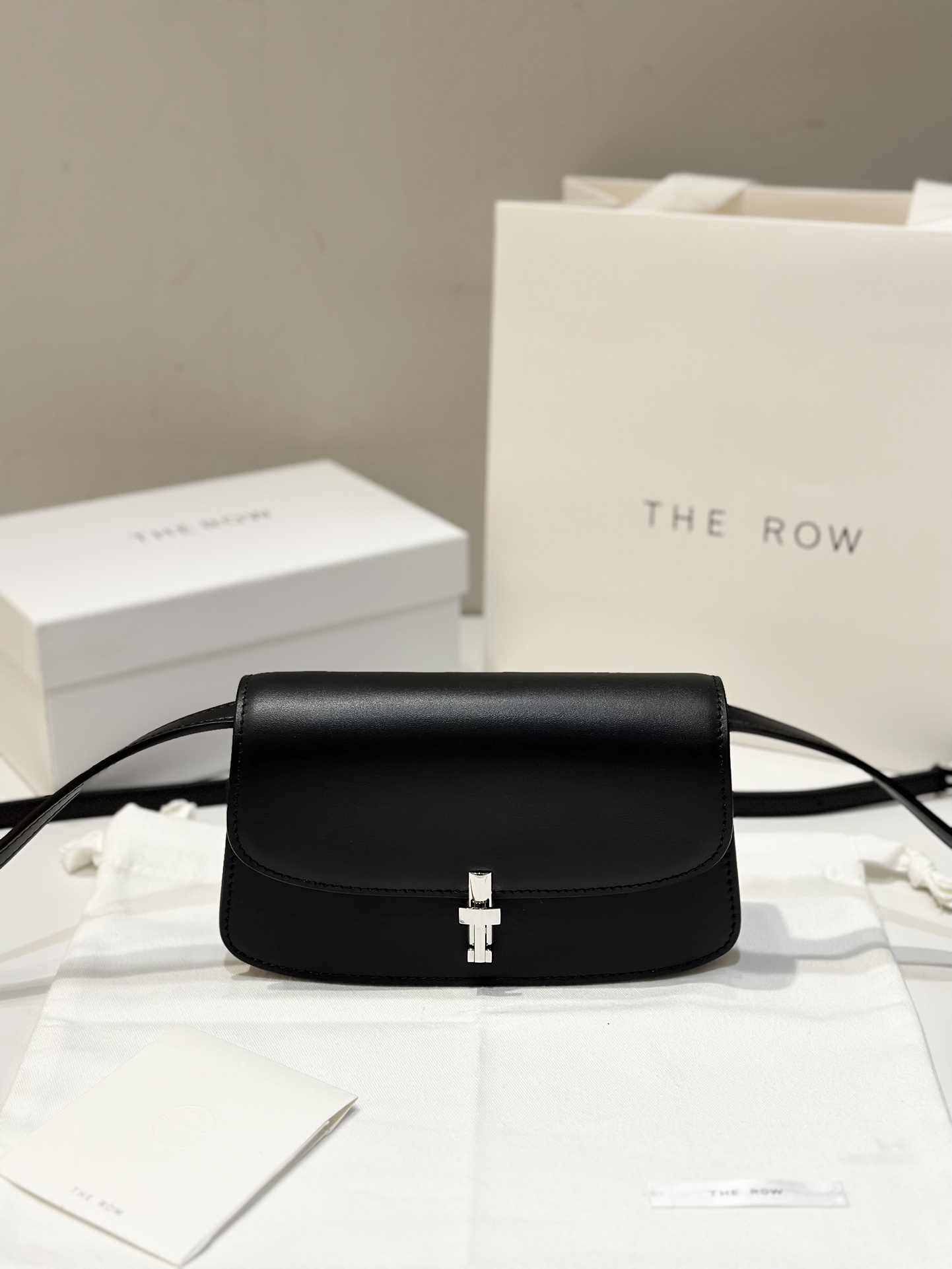 THE ROW Sofia 平紋黑色 小牛皮 小羊皮 肩帶 手包