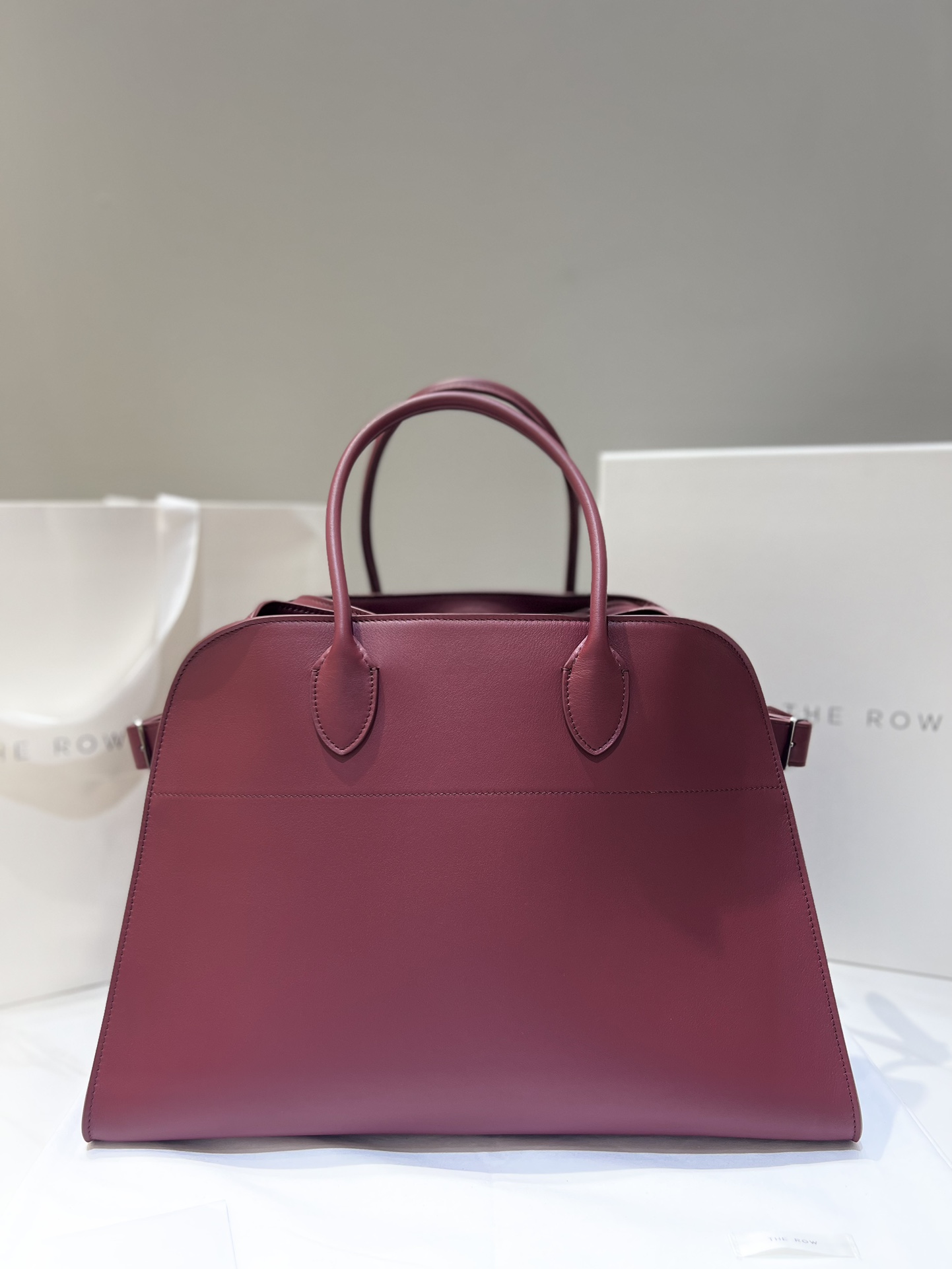 Handbag grained calfskin trapezoid side straps
