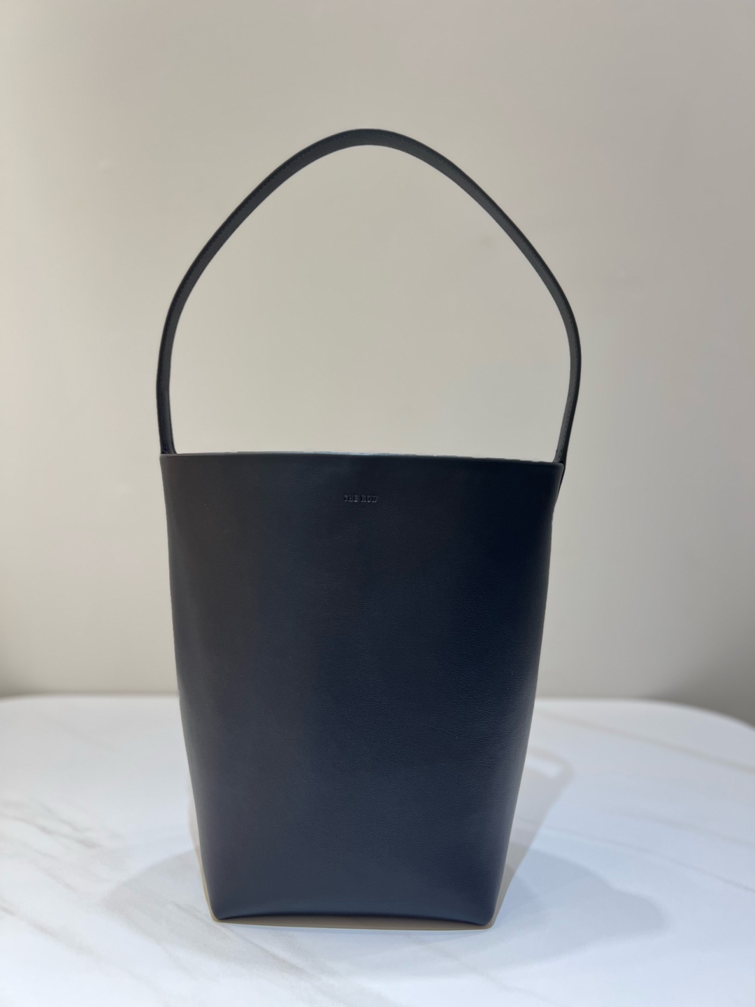 THE ROW 中号 水桶包 马鞍皮 平纹 黑色