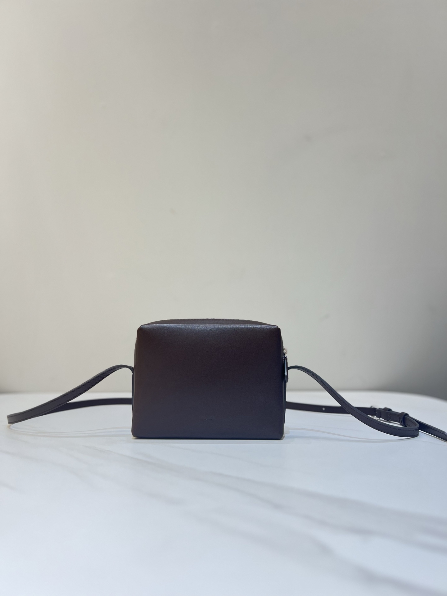 Sac bandoulière en agneau avec fermeture à glissière style tofu