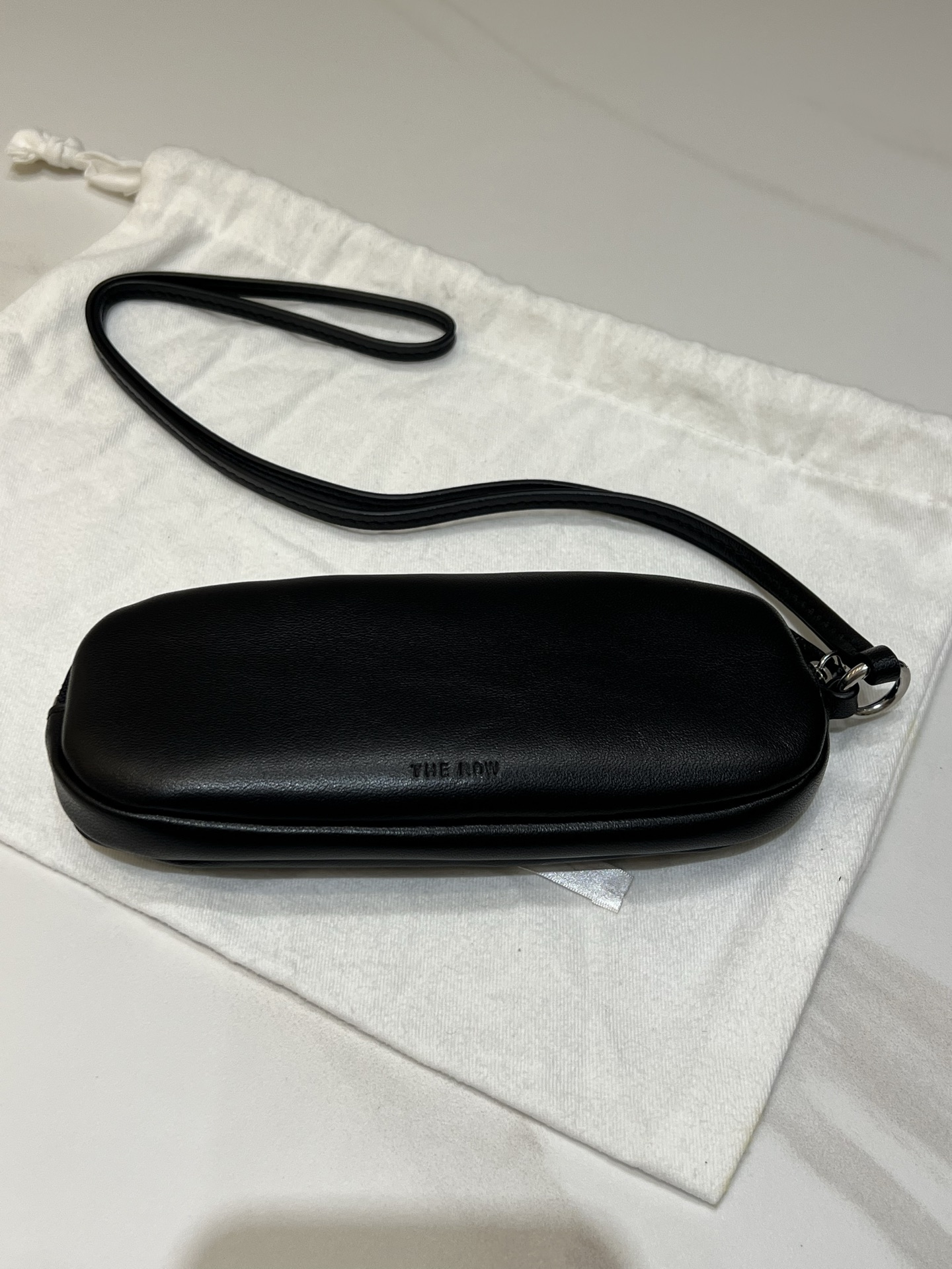黑色 小羊皮 眼鏡包 細長肩帶 拉鍊開合