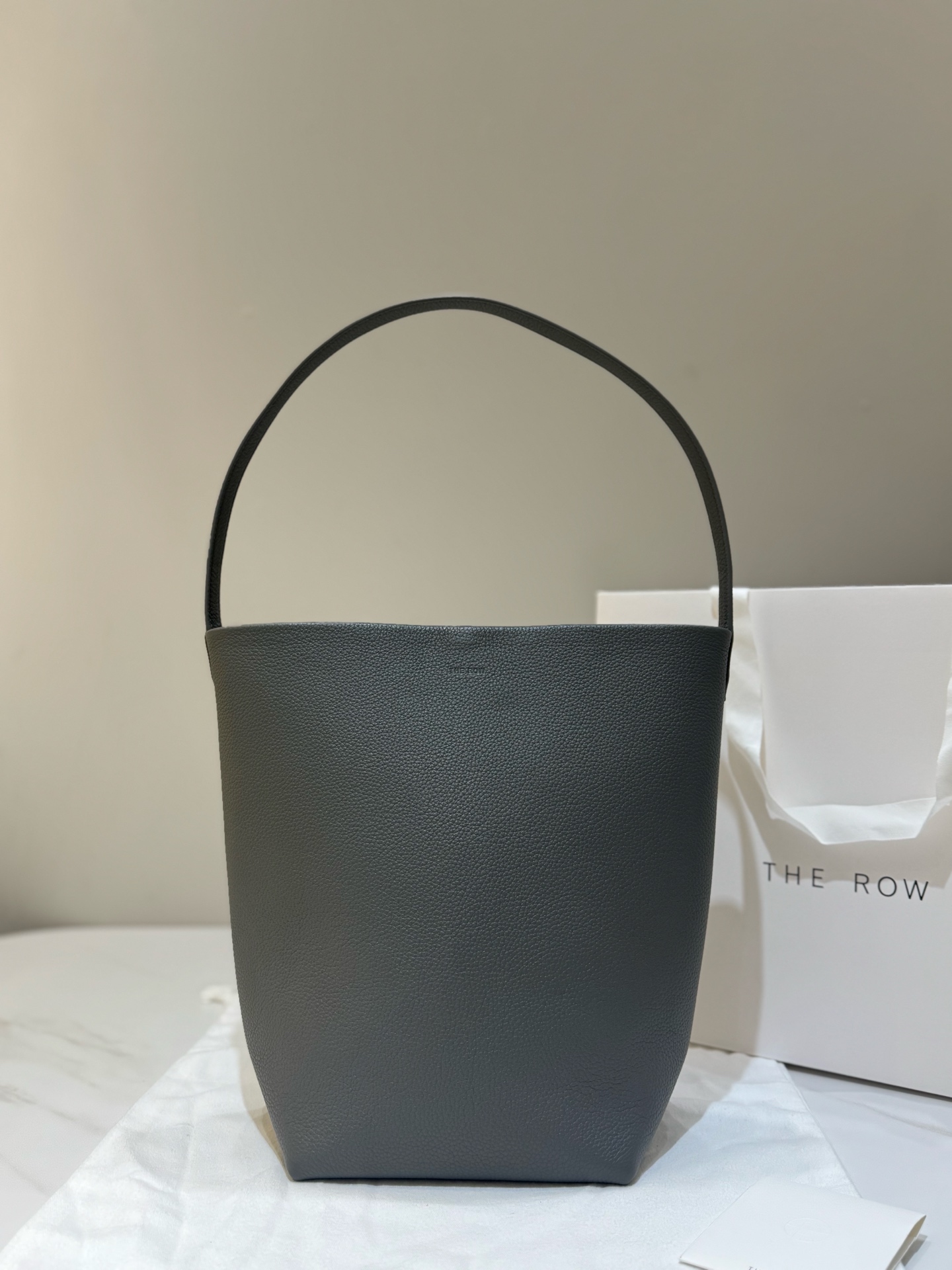 THE ROW 中號 水桶包 羊皮 深灰色