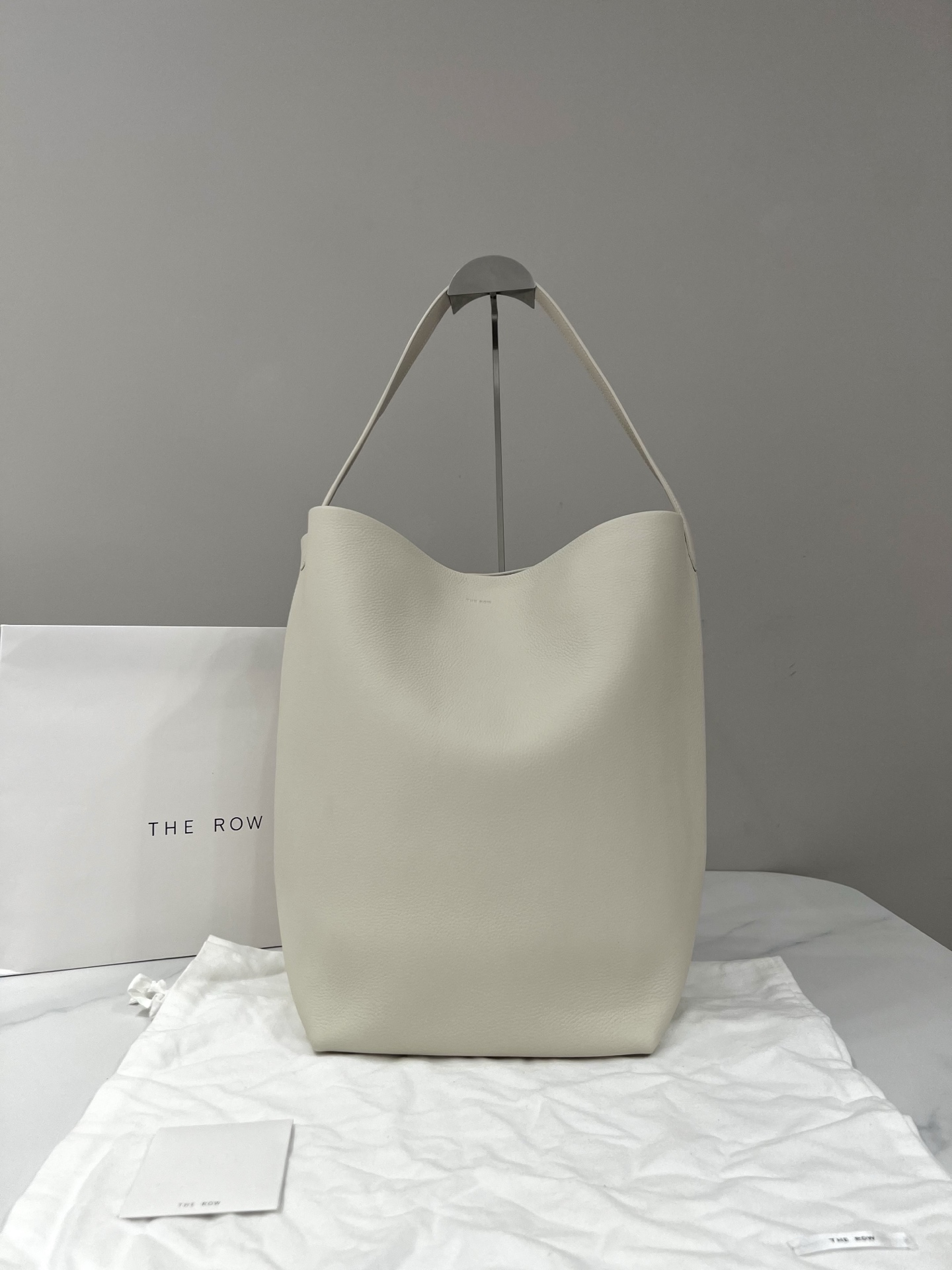 THE ROW Grand sac seau en agneau couleur thé au lait