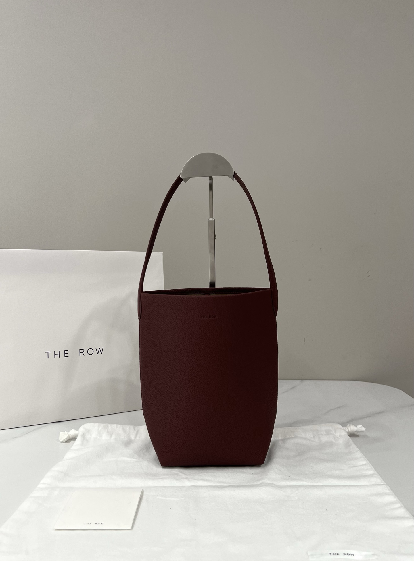 THE ROW Sac Seau Agneau Rouge Vin Petit Modèle