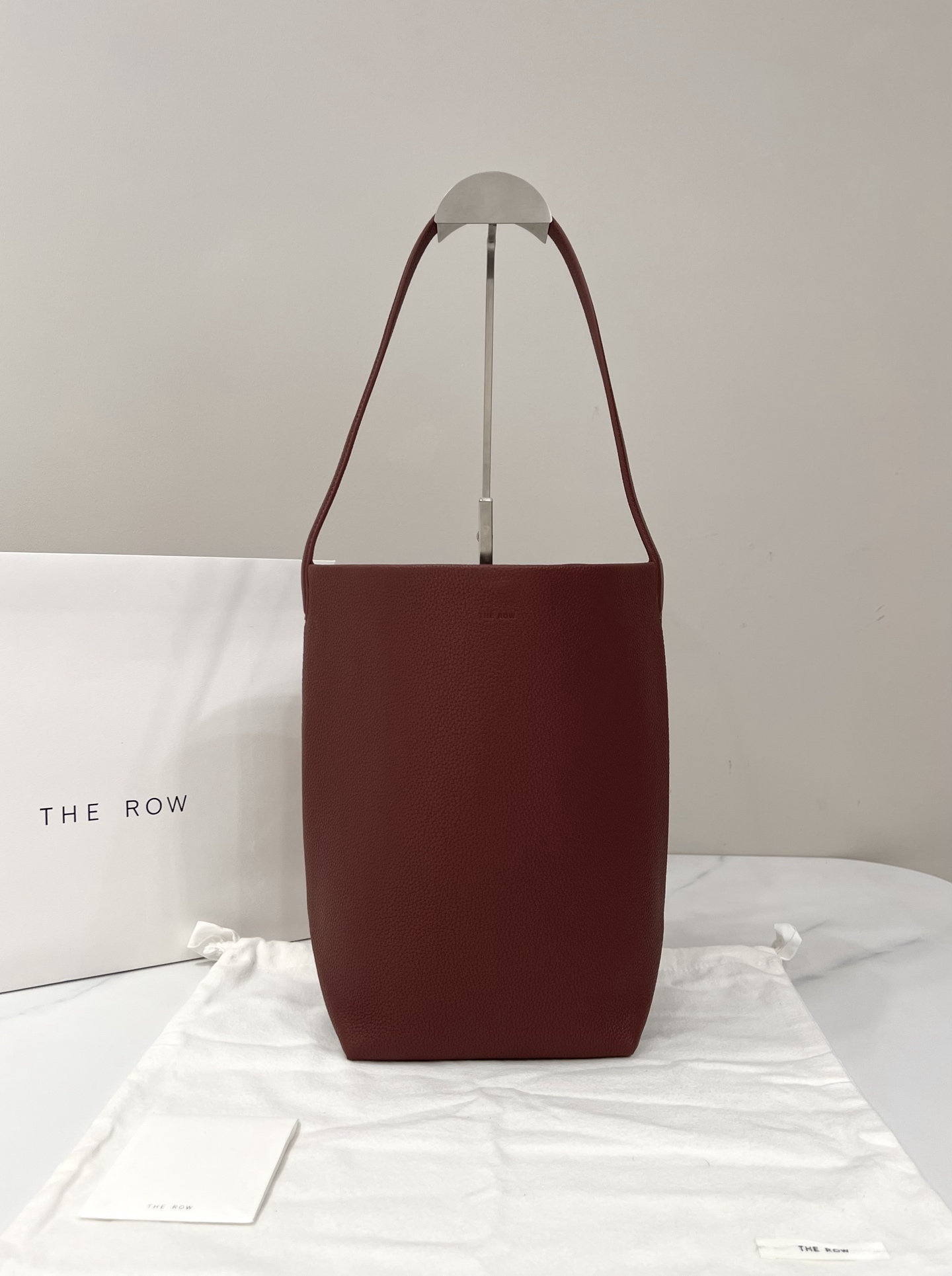 THE ROW Sac Seau Agneau Rouge Vin Taille Moyenne