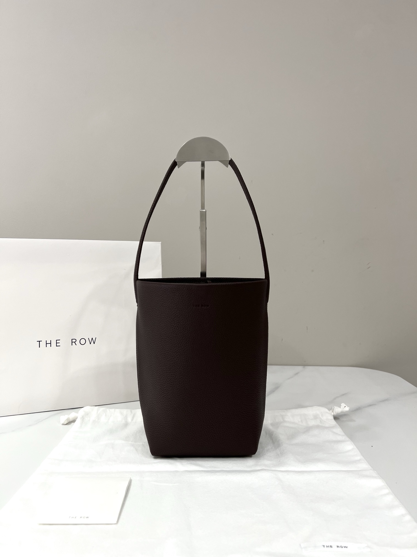 THE ROW petit sac seau en agneau minimaliste pour le trajet