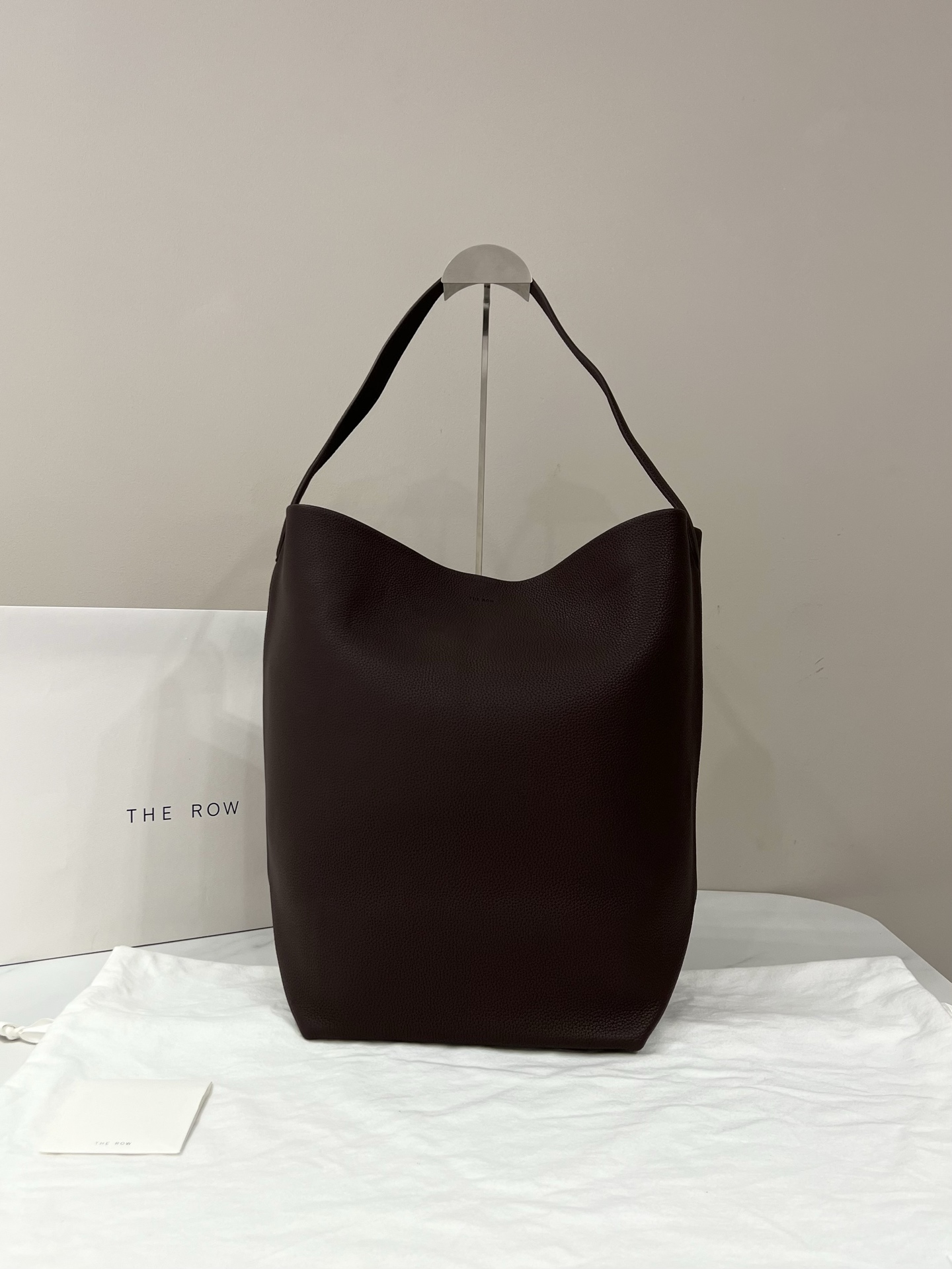 THE ROW Grand sac seau en cuir d'agneau épaule et main
