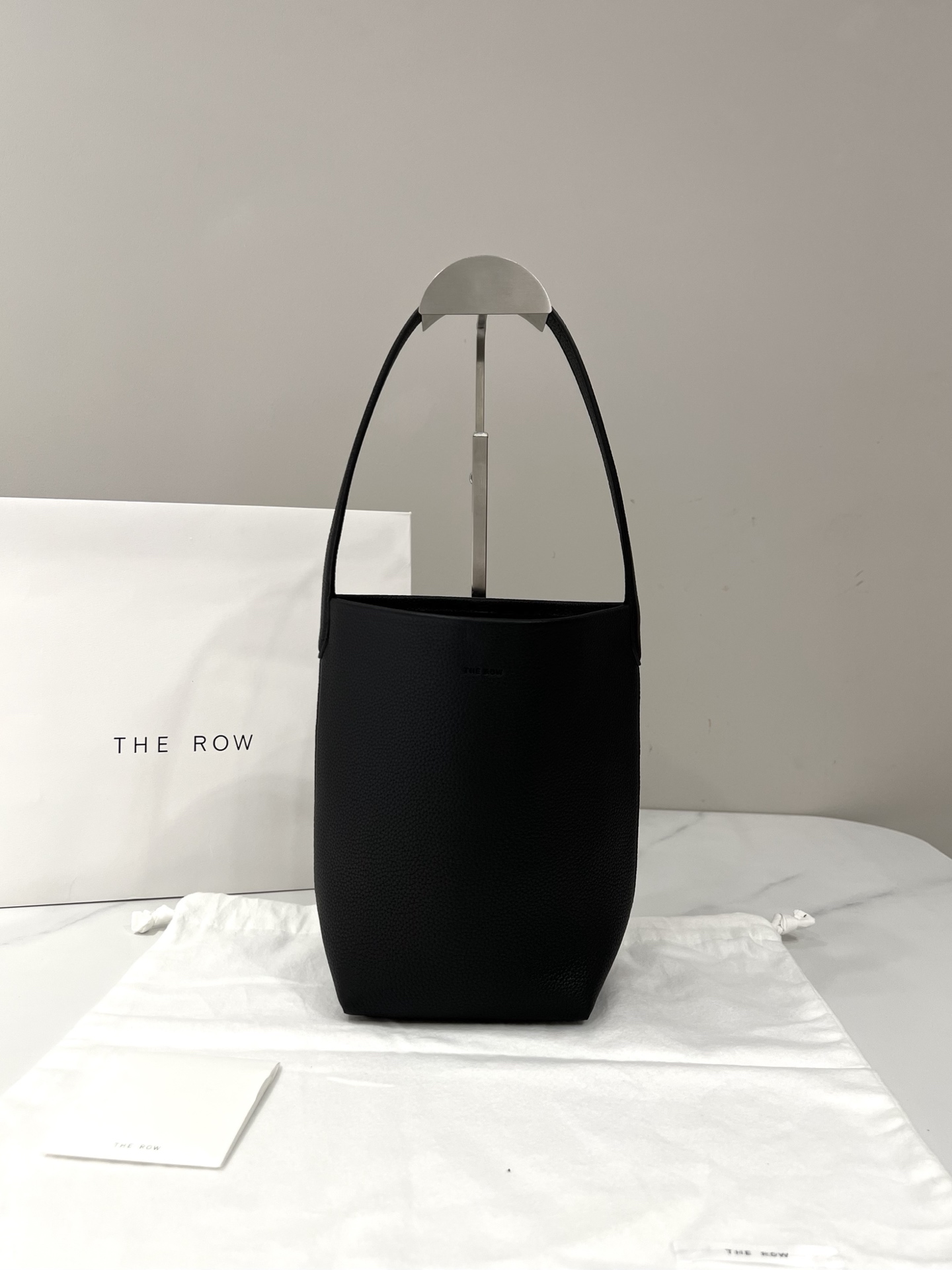 THE ROW Petit Sac Seau Agneau Noir